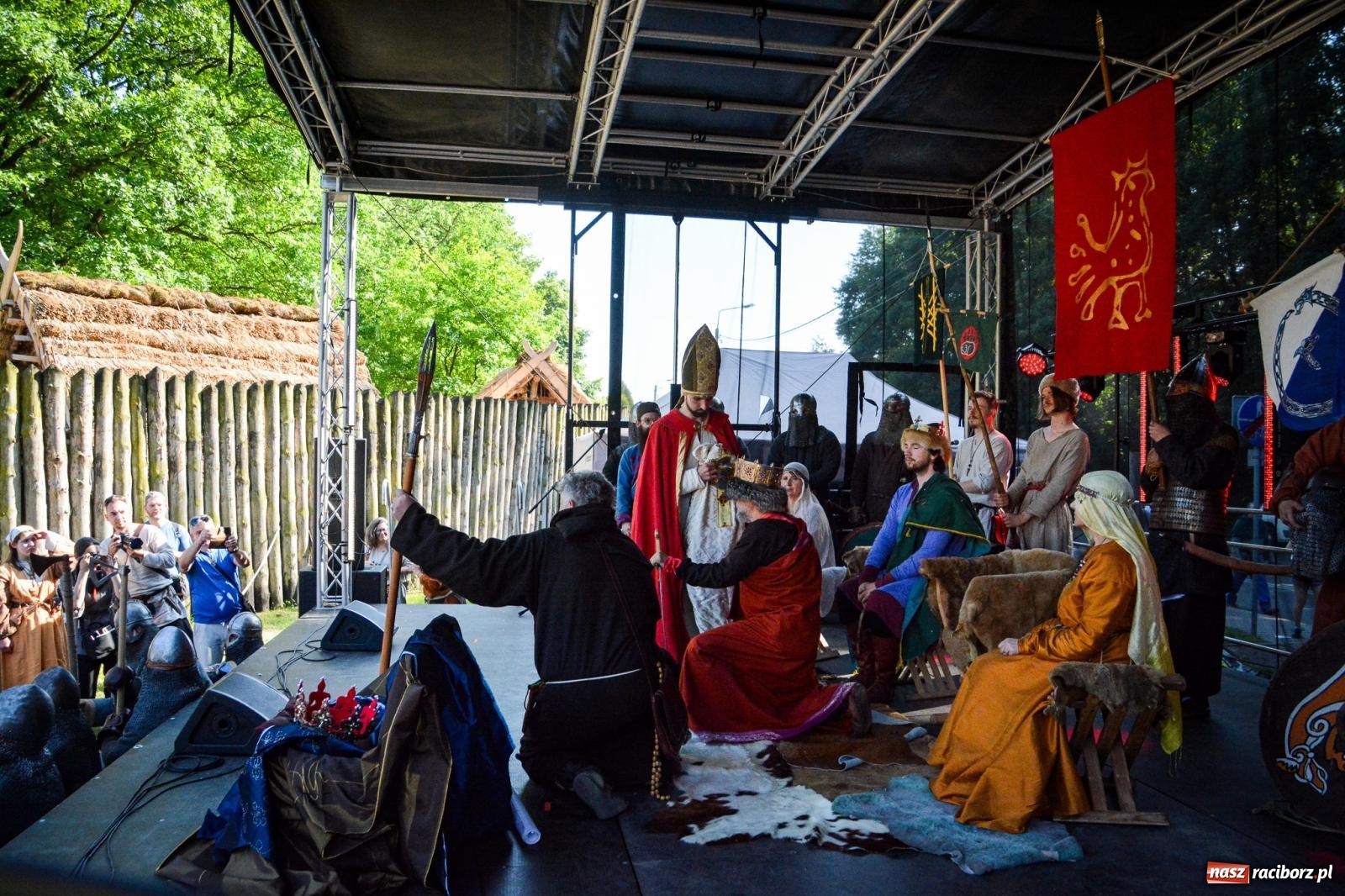 Zdjęcie w galerii na portalu naszraciborz.pl: Trzystu wojów pod raciborskim grodem. Wielka bitwa i tysiąc lat historii na żywo wiadomości z regionu