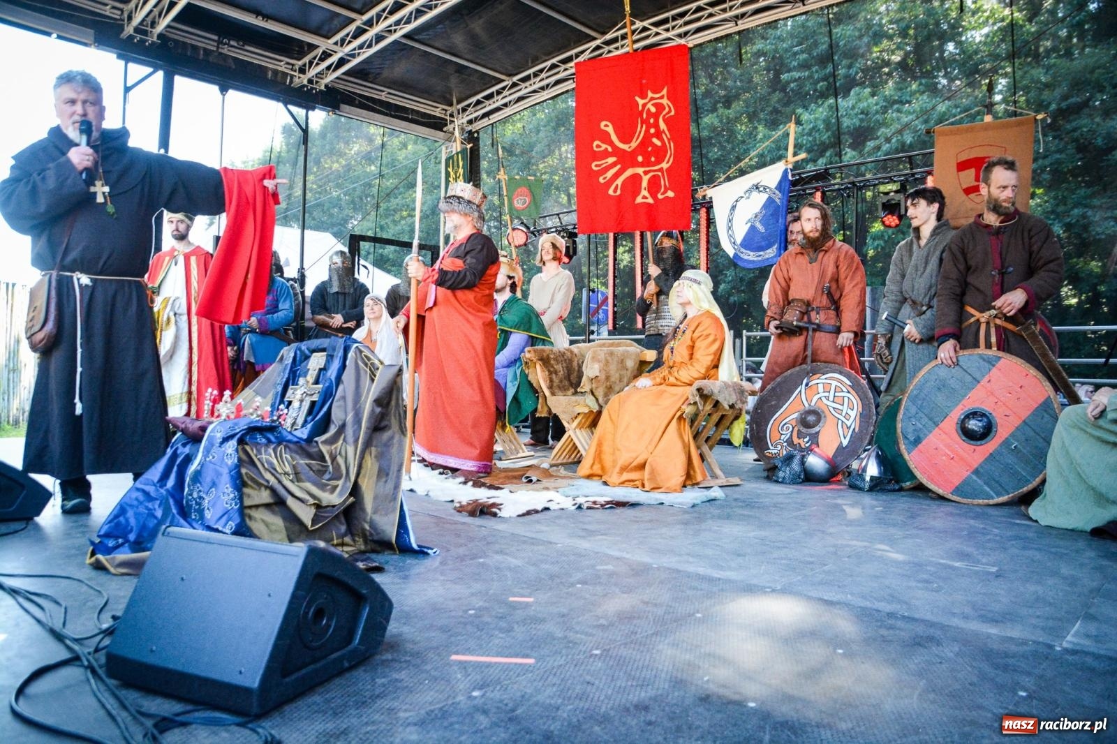 Zdjęcie w galerii na portalu naszraciborz.pl: Trzystu wojów pod raciborskim grodem. Wielka bitwa i tysiąc lat historii na żywo wiadomości z regionu