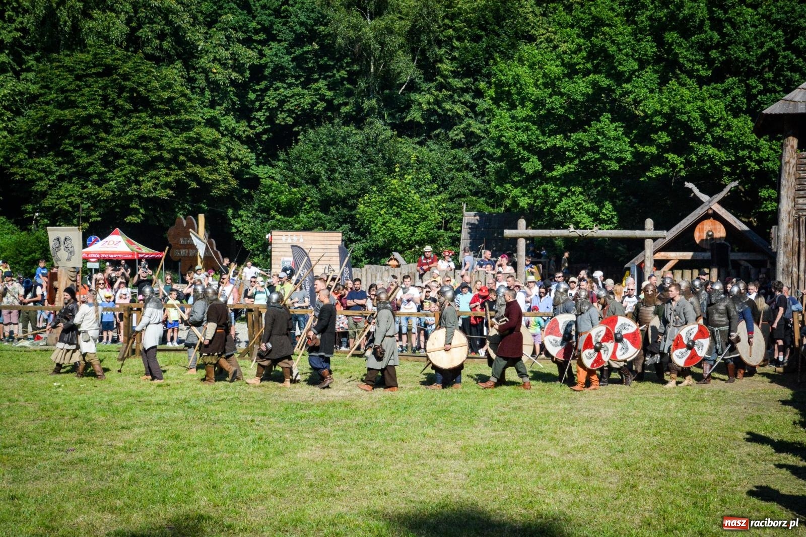 Zdjęcie w galerii na portalu naszraciborz.pl: Trzystu wojów pod raciborskim grodem. Wielka bitwa i tysiąc lat historii na żywo wiadomości z regionu