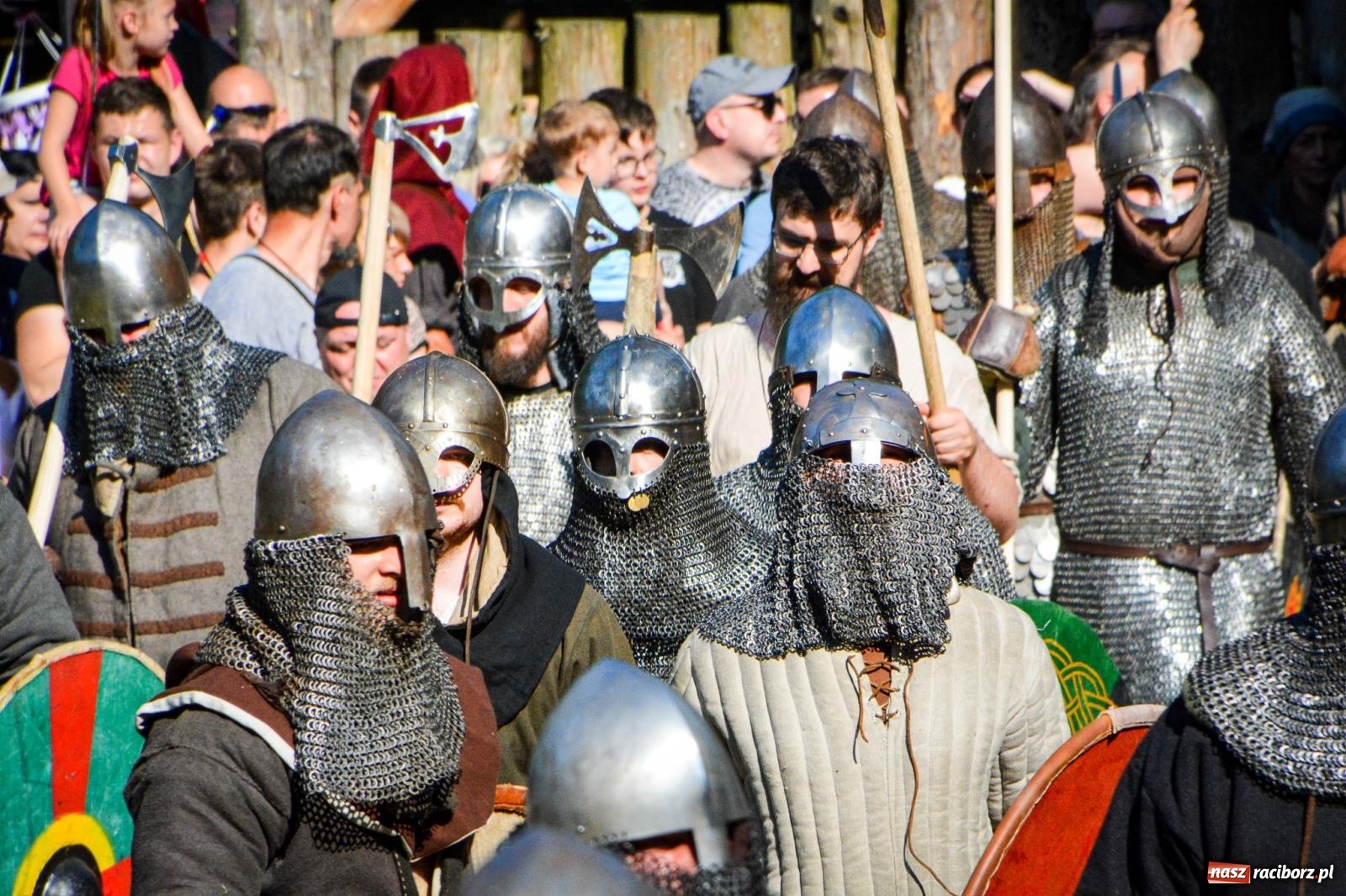 Zdjęcie w galerii na portalu naszraciborz.pl: Trzystu wojów pod raciborskim grodem. Wielka bitwa i tysiąc lat historii na żywo wiadomości z regionu