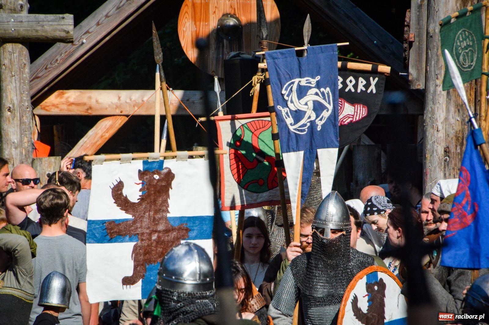 Zdjęcie w galerii na portalu naszraciborz.pl: Trzystu wojów pod raciborskim grodem. Wielka bitwa i tysiąc lat historii na żywo wiadomości z regionu