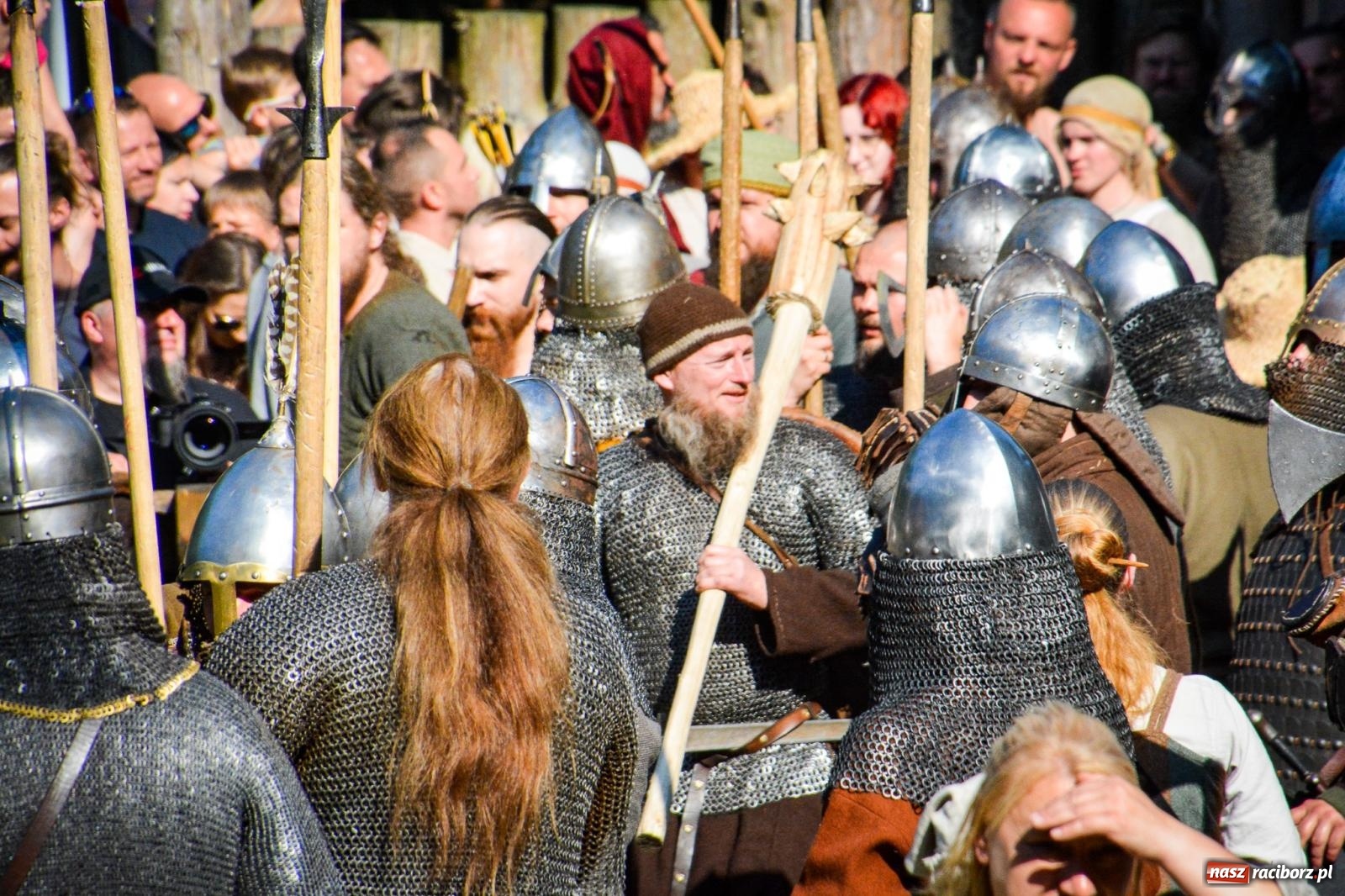 Zdjęcie w galerii na portalu naszraciborz.pl: Trzystu wojów pod raciborskim grodem. Wielka bitwa i tysiąc lat historii na żywo wiadomości z regionu