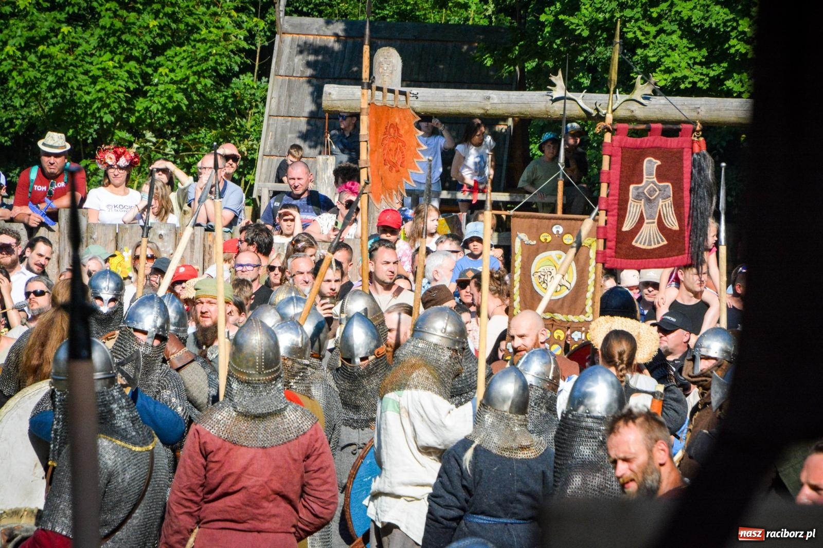 Zdjęcie w galerii na portalu naszraciborz.pl: Trzystu wojów pod raciborskim grodem. Wielka bitwa i tysiąc lat historii na żywo wiadomości z regionu