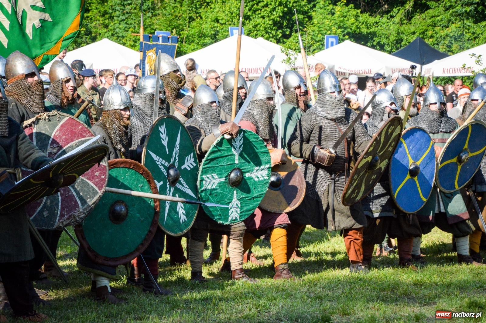 Zdjęcie w galerii na portalu naszraciborz.pl: Trzystu wojów pod raciborskim grodem. Wielka bitwa i tysiąc lat historii na żywo wiadomości z regionu
