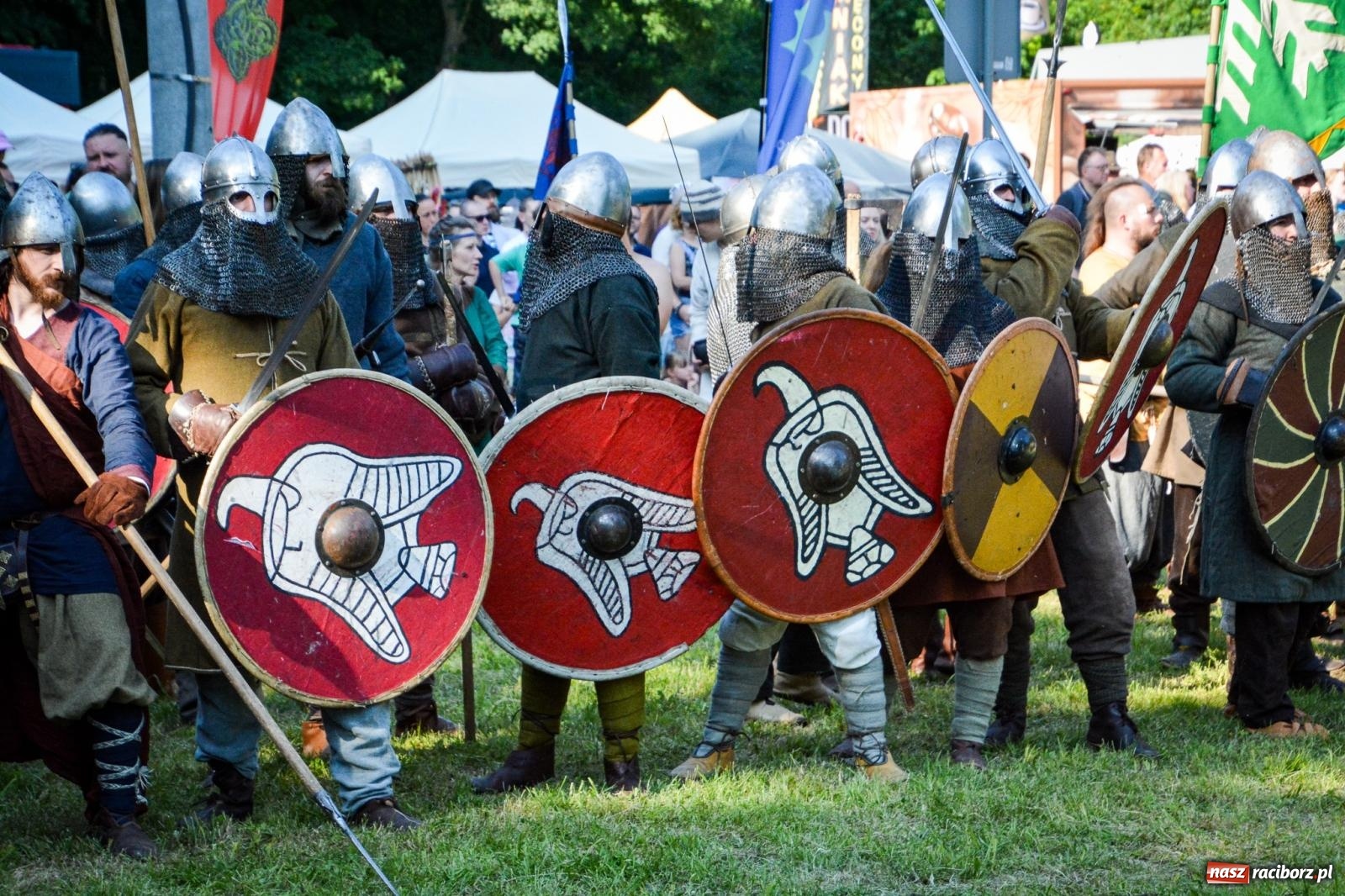 Zdjęcie w galerii na portalu naszraciborz.pl: Trzystu wojów pod raciborskim grodem. Wielka bitwa i tysiąc lat historii na żywo wiadomości z regionu