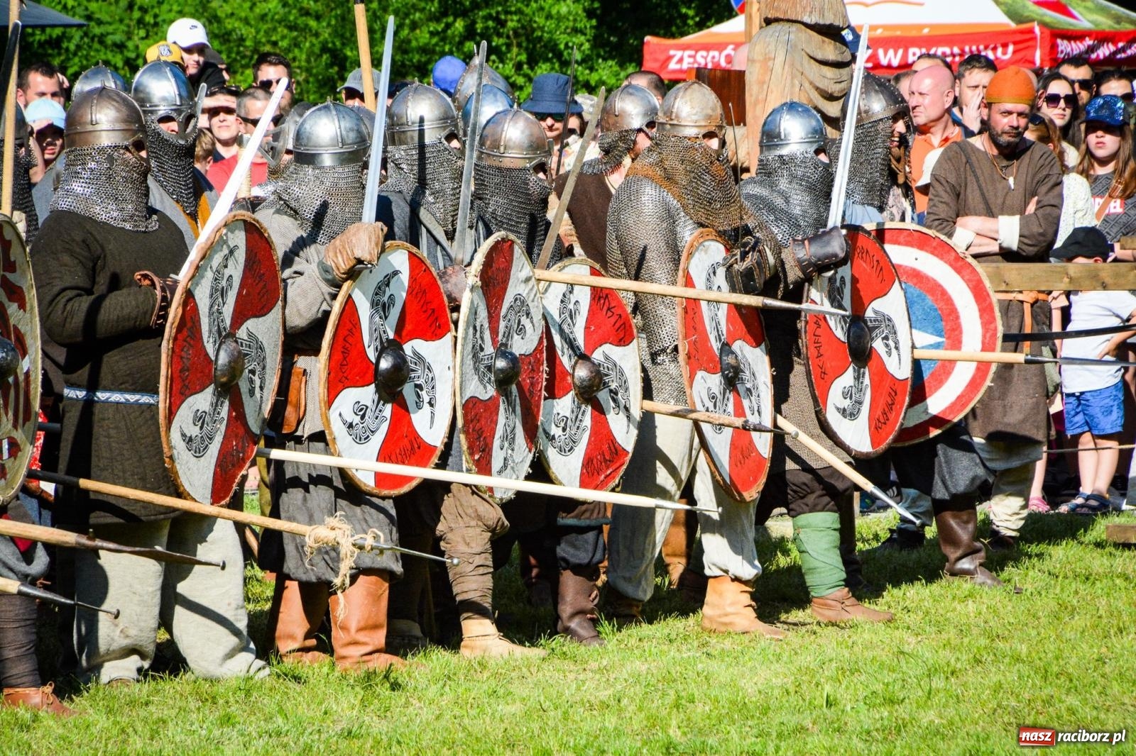 Zdjęcie w galerii na portalu naszraciborz.pl: Trzystu wojów pod raciborskim grodem. Wielka bitwa i tysiąc lat historii na żywo wiadomości z regionu