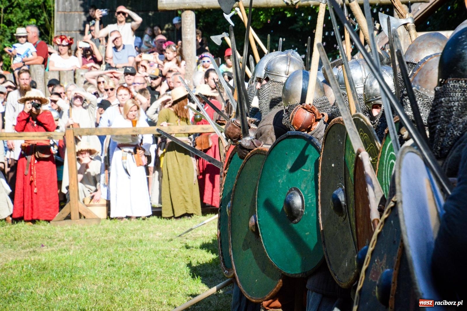 Zdjęcie w galerii na portalu naszraciborz.pl: Trzystu wojów pod raciborskim grodem. Wielka bitwa i tysiąc lat historii na żywo wiadomości z regionu