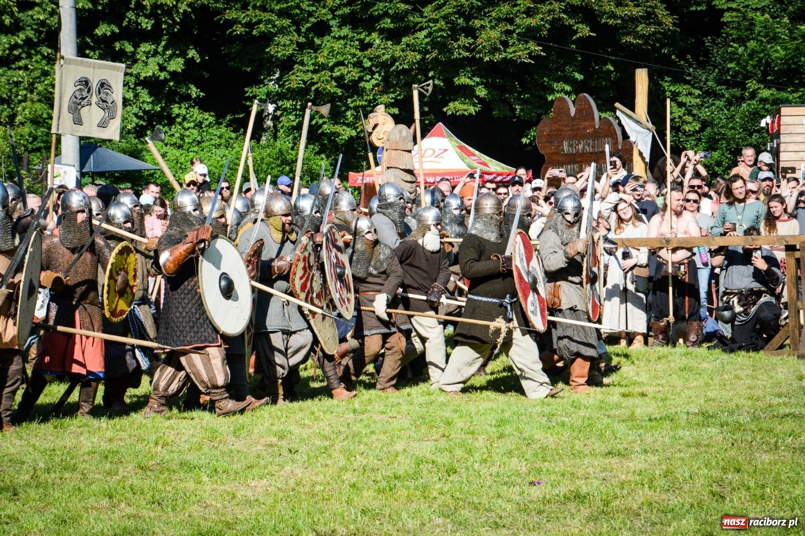 Zdjęcie w galerii na portalu naszraciborz.pl: Trzystu wojów pod raciborskim grodem. Wielka bitwa i tysiąc lat historii na żywo wiadomości z regionu