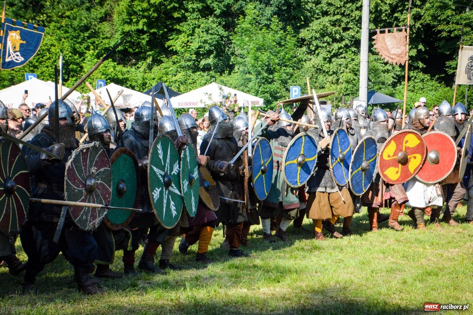 Zdjęcie w galerii na portalu naszraciborz.pl: Trzystu wojów pod raciborskim grodem. Wielka bitwa i tysiąc lat historii na żywo wiadomości z regionu