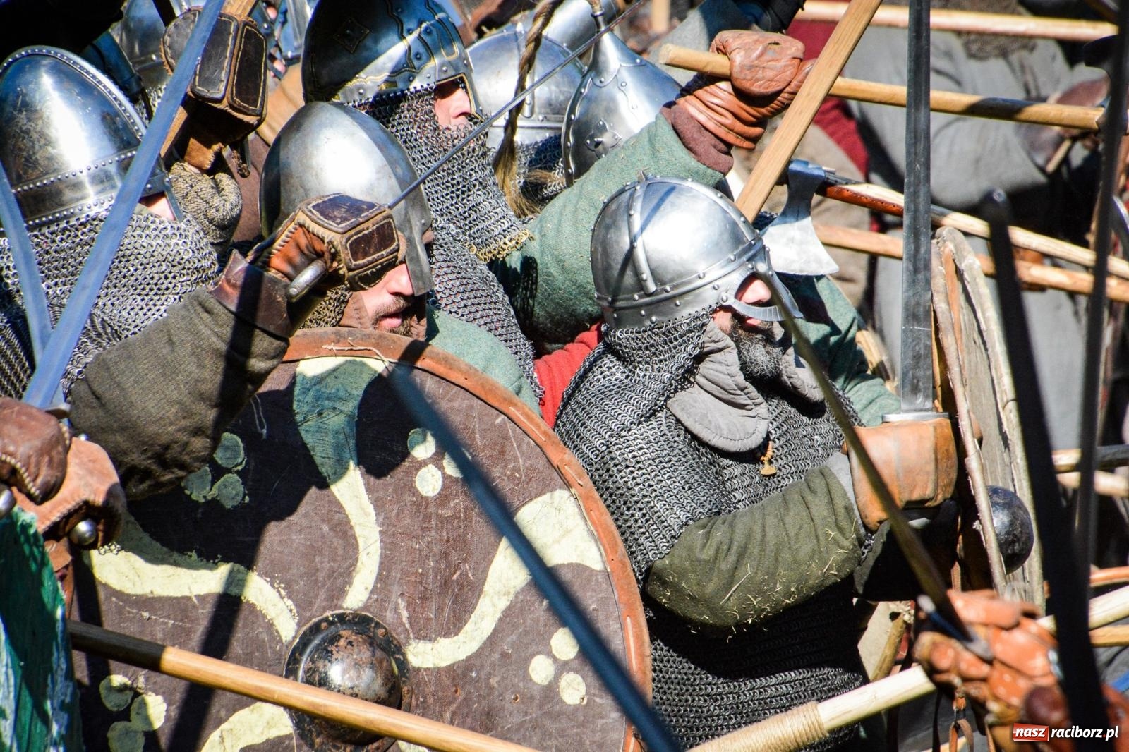 Zdjęcie w galerii na portalu naszraciborz.pl: Trzystu wojów pod raciborskim grodem. Wielka bitwa i tysiąc lat historii na żywo wiadomości z regionu