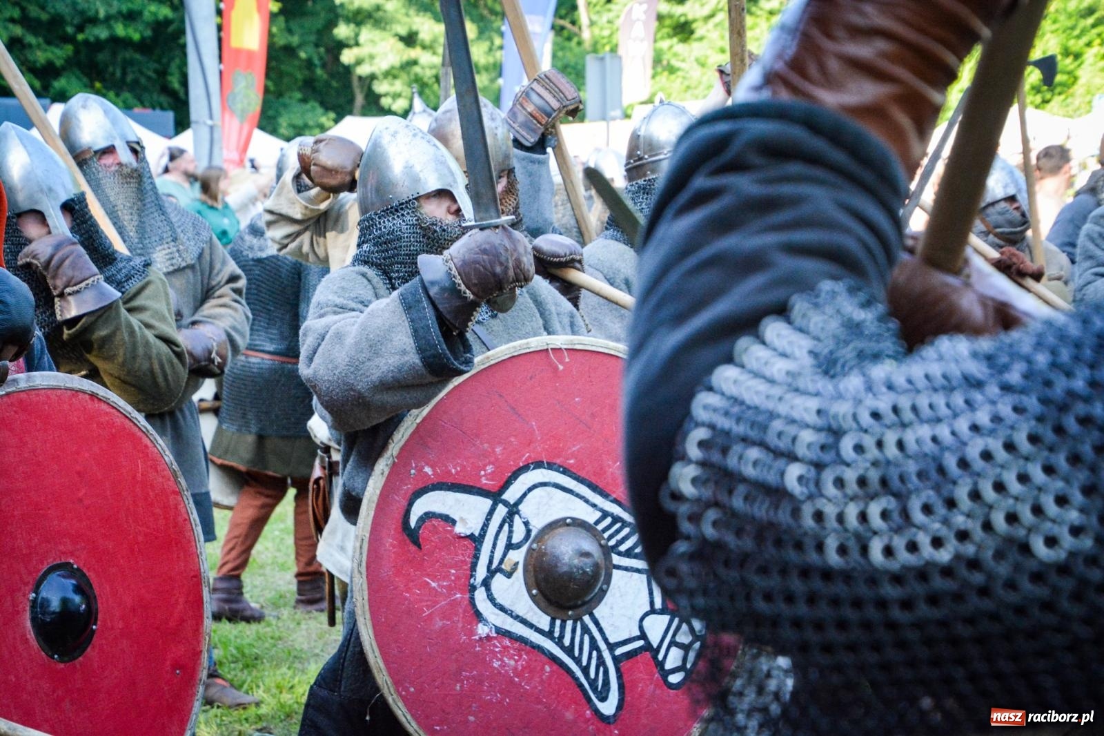 Zdjęcie w galerii na portalu naszraciborz.pl: Trzystu wojów pod raciborskim grodem. Wielka bitwa i tysiąc lat historii na żywo wiadomości z regionu