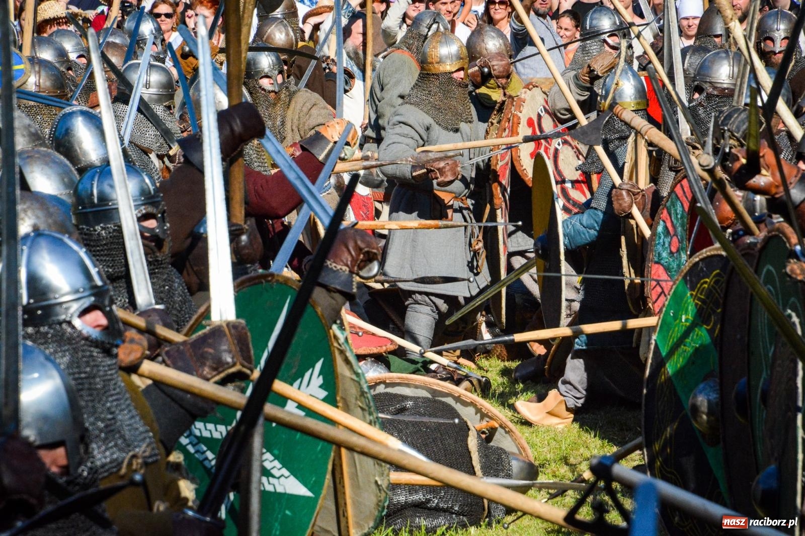 Zdjęcie w galerii na portalu naszraciborz.pl: Trzystu wojów pod raciborskim grodem. Wielka bitwa i tysiąc lat historii na żywo wiadomości z regionu
