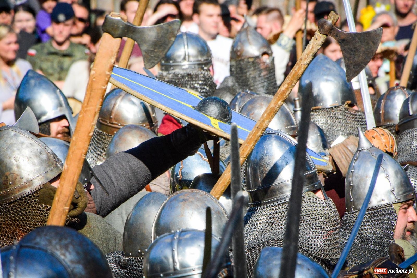 Zdjęcie w galerii na portalu naszraciborz.pl: Trzystu wojów pod raciborskim grodem. Wielka bitwa i tysiąc lat historii na żywo wiadomości z regionu