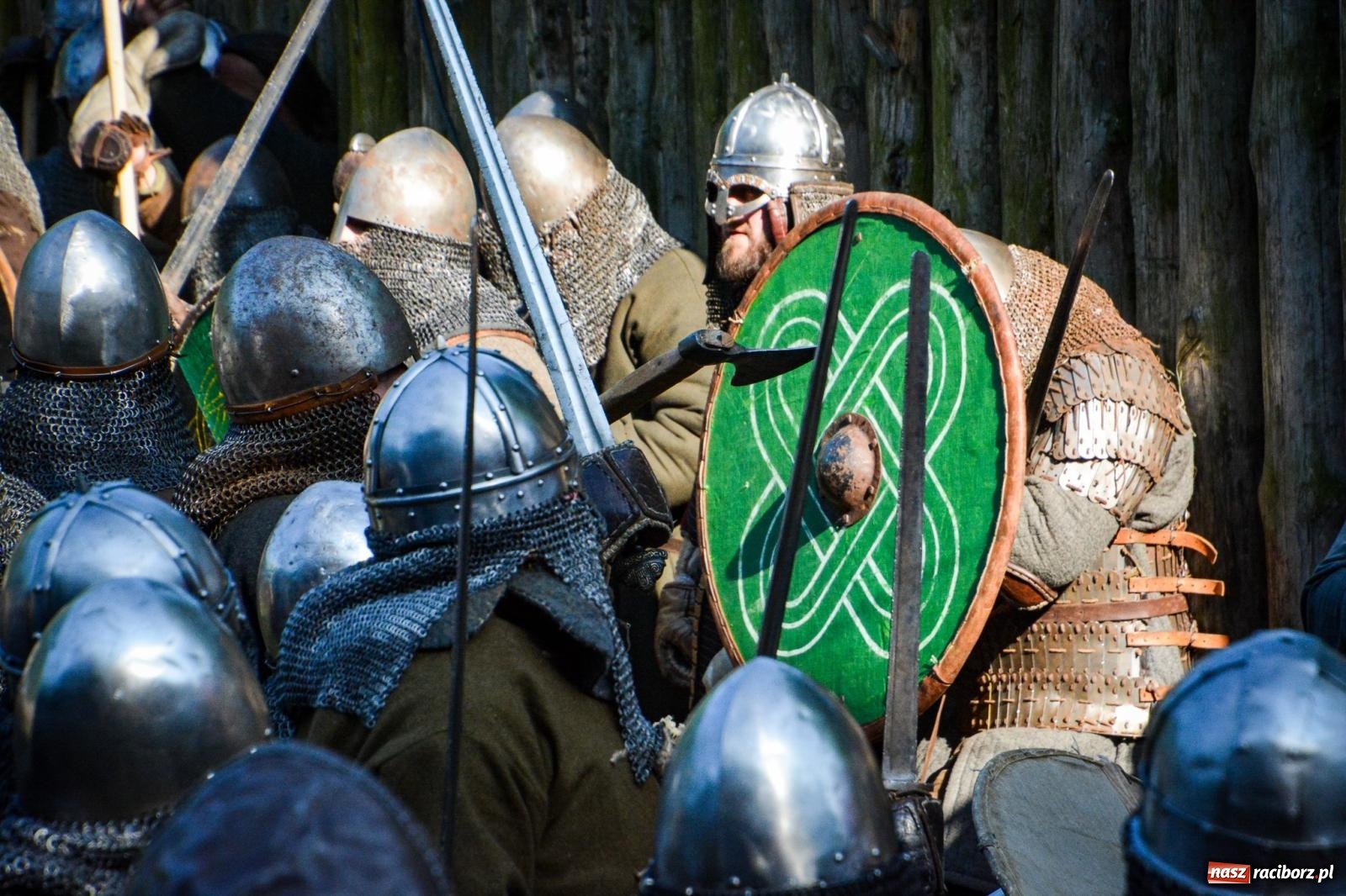 Zdjęcie w galerii na portalu naszraciborz.pl: Trzystu wojów pod raciborskim grodem. Wielka bitwa i tysiąc lat historii na żywo wiadomości z regionu