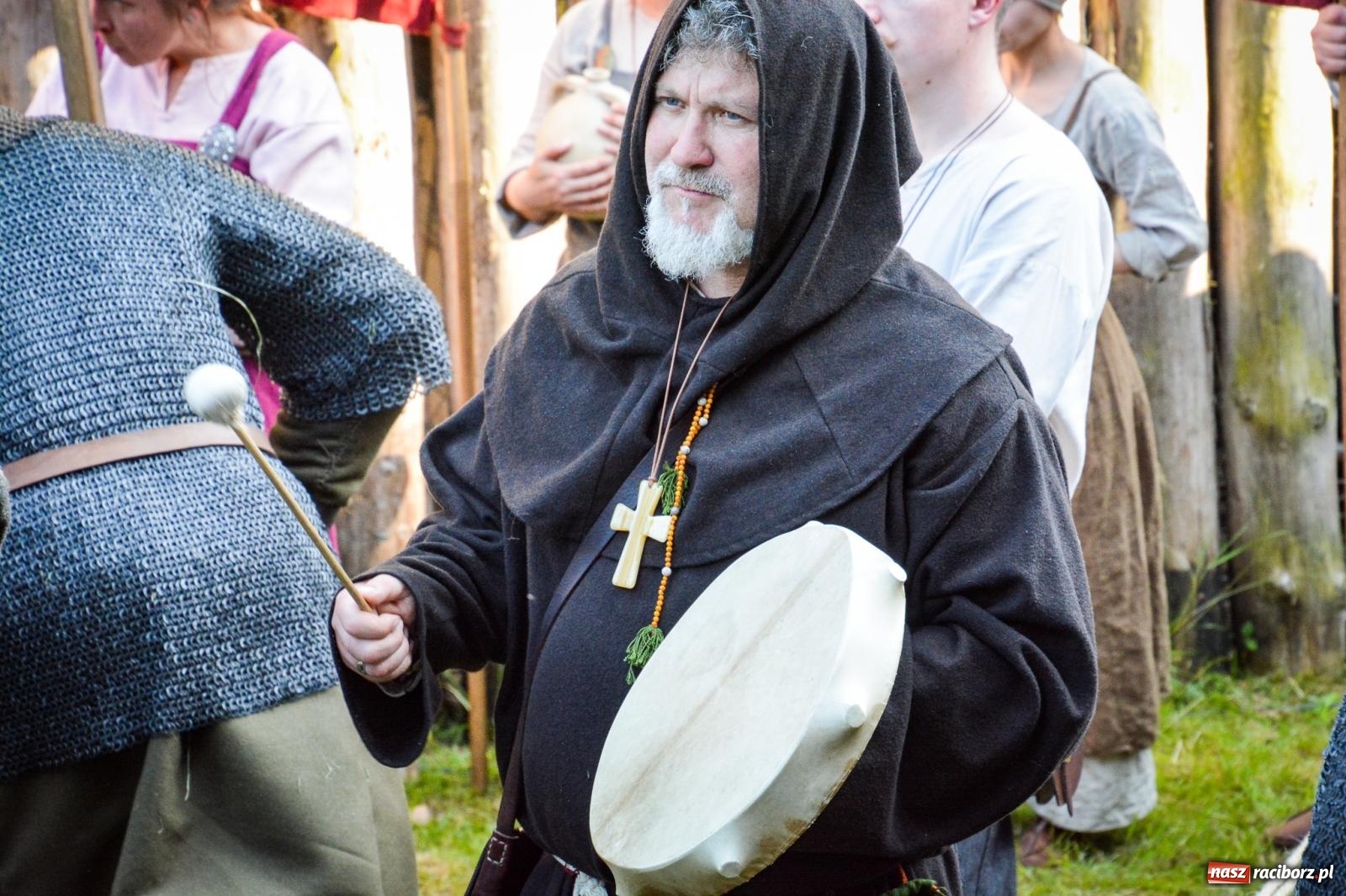 Zdjęcie w galerii na portalu naszraciborz.pl: Trzystu wojów pod raciborskim grodem. Wielka bitwa i tysiąc lat historii na żywo wiadomości z regionu