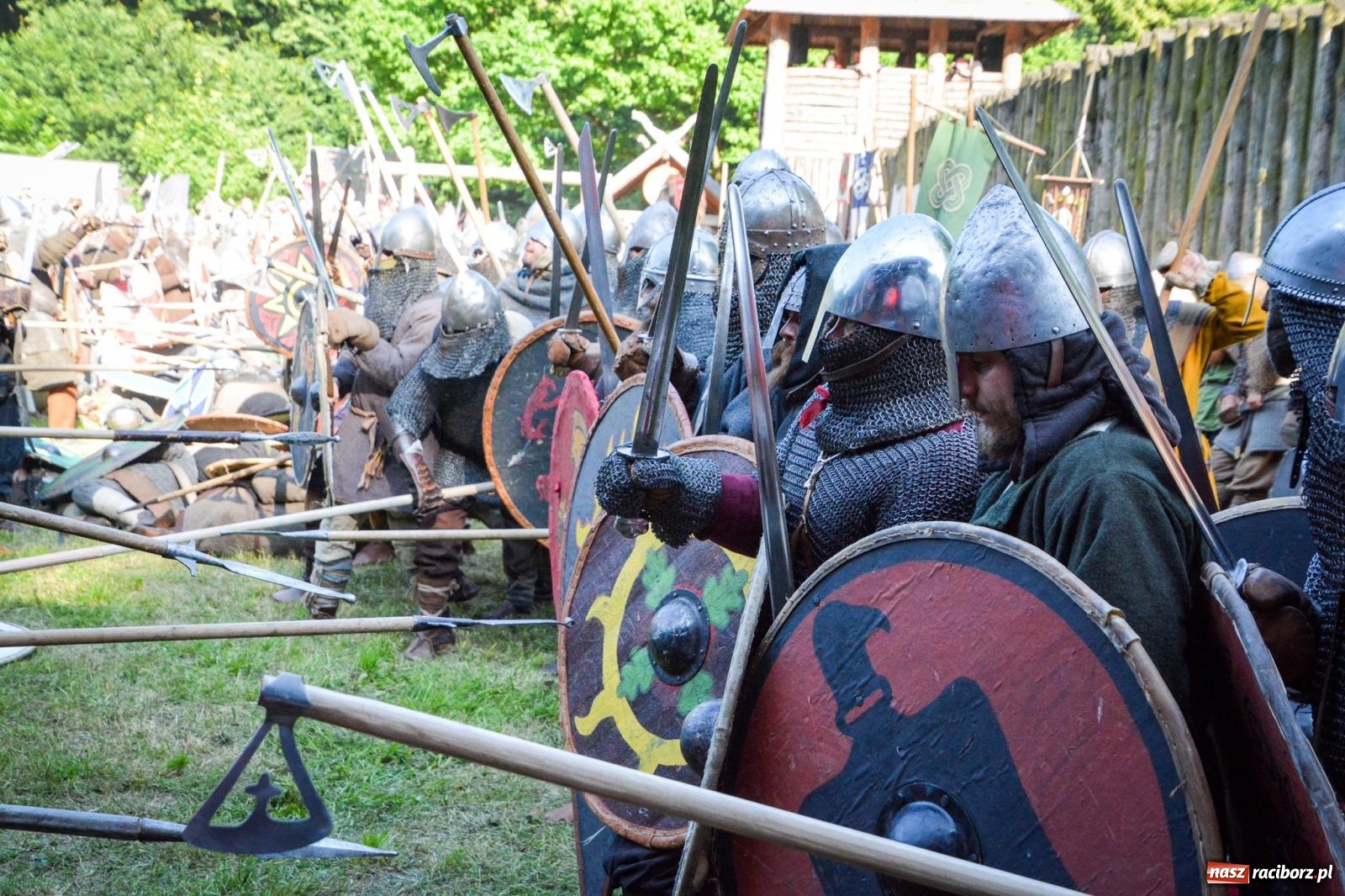 Zdjęcie w galerii na portalu naszraciborz.pl: Trzystu wojów pod raciborskim grodem. Wielka bitwa i tysiąc lat historii na żywo wiadomości z regionu
