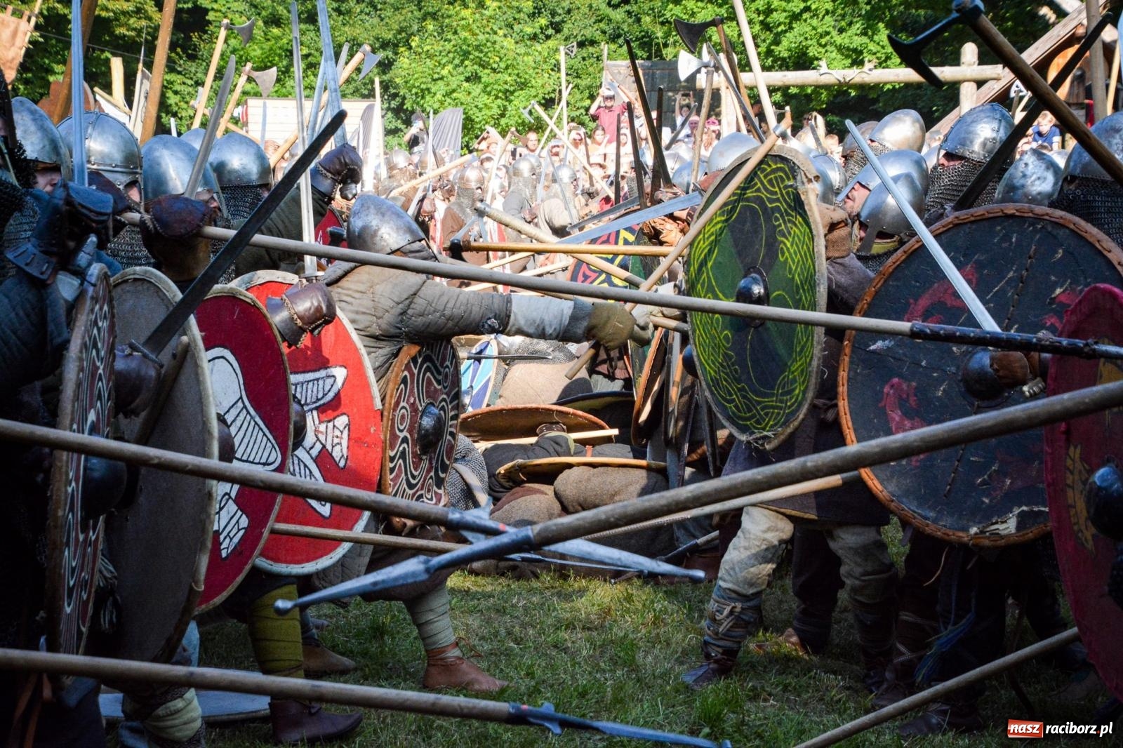 Zdjęcie w galerii na portalu naszraciborz.pl: Trzystu wojów pod raciborskim grodem. Wielka bitwa i tysiąc lat historii na żywo wiadomości z regionu