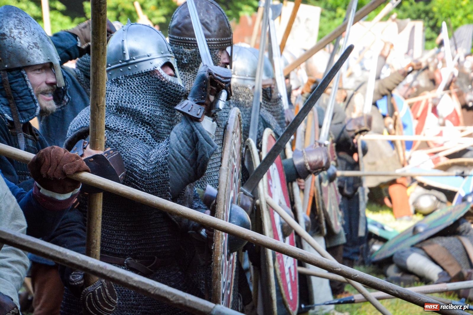 Zdjęcie w galerii na portalu naszraciborz.pl: Trzystu wojów pod raciborskim grodem. Wielka bitwa i tysiąc lat historii na żywo wiadomości z regionu