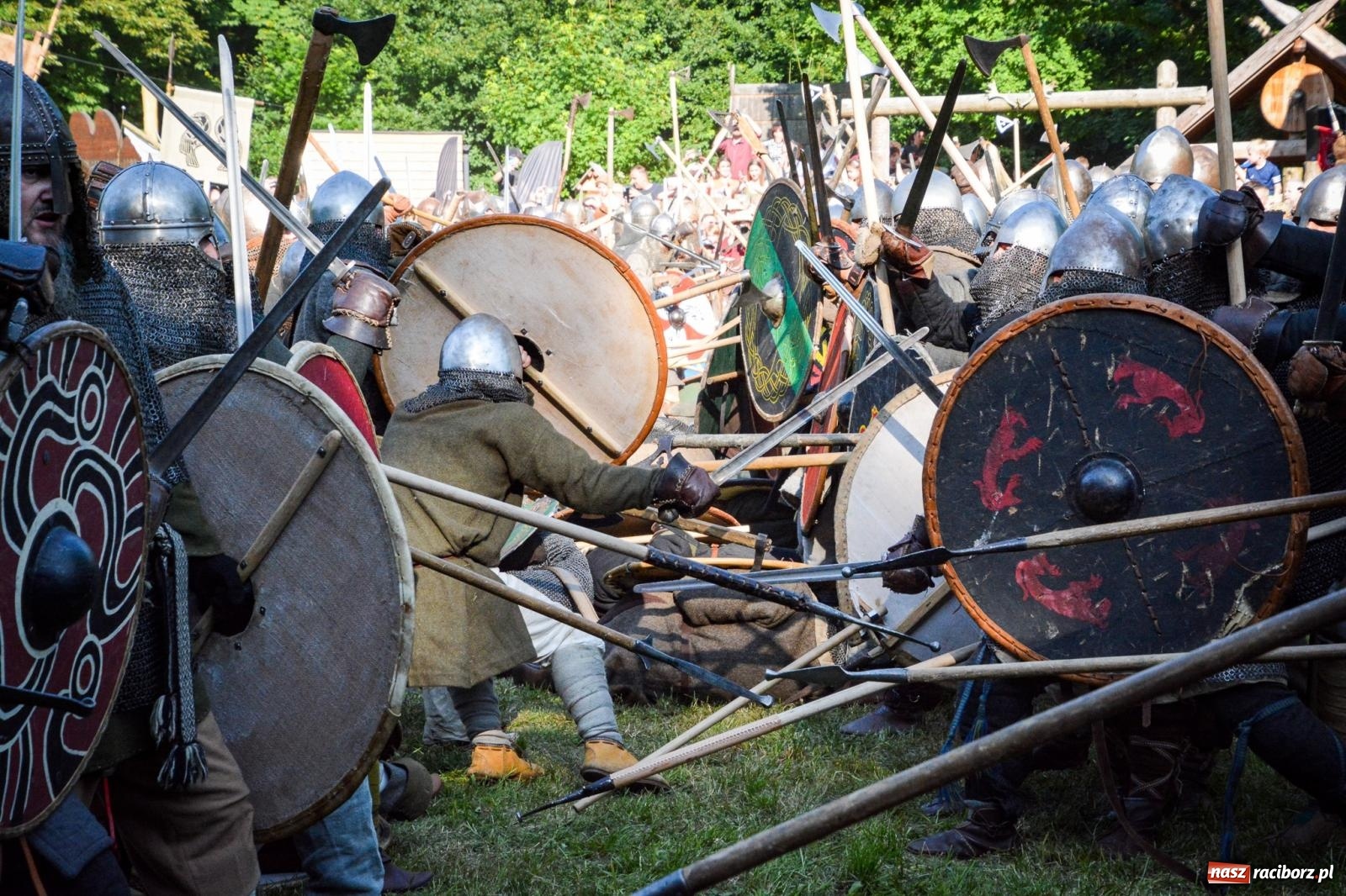 Zdjęcie w galerii na portalu naszraciborz.pl: Trzystu wojów pod raciborskim grodem. Wielka bitwa i tysiąc lat historii na żywo wiadomości z regionu