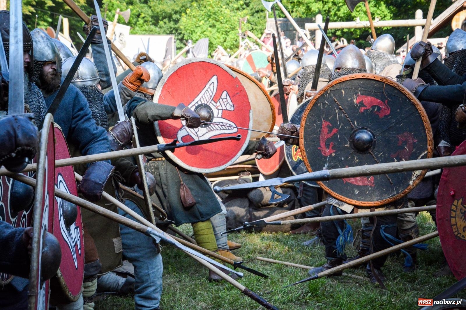 Zdjęcie w galerii na portalu naszraciborz.pl: Trzystu wojów pod raciborskim grodem. Wielka bitwa i tysiąc lat historii na żywo wiadomości z regionu