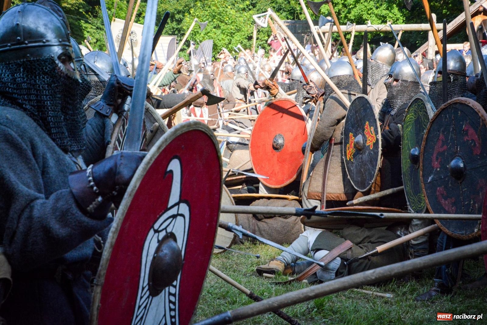 Zdjęcie w galerii na portalu naszraciborz.pl: Trzystu wojów pod raciborskim grodem. Wielka bitwa i tysiąc lat historii na żywo wiadomości z regionu