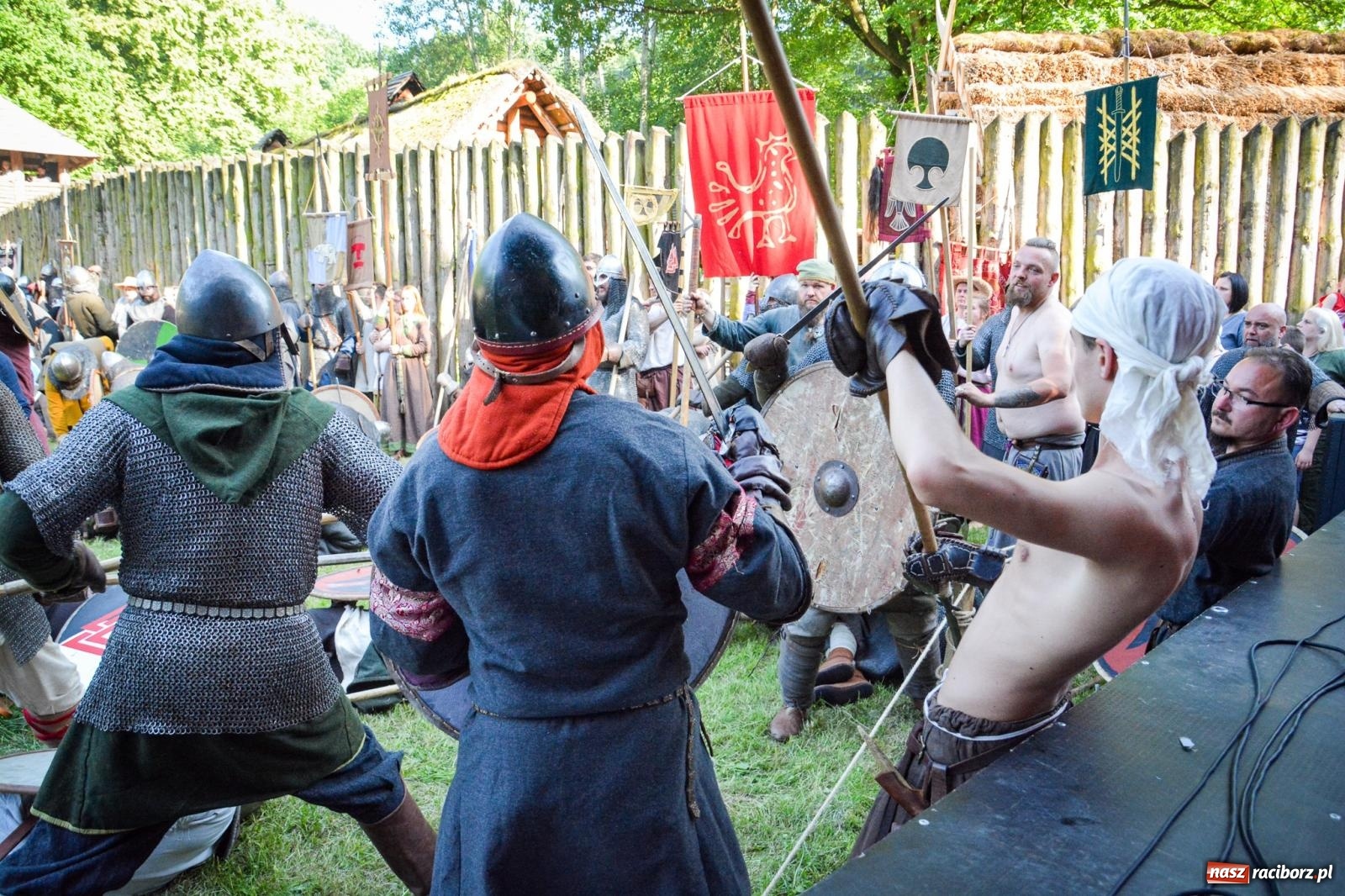 Zdjęcie w galerii na portalu naszraciborz.pl: Trzystu wojów pod raciborskim grodem. Wielka bitwa i tysiąc lat historii na żywo wiadomości z regionu