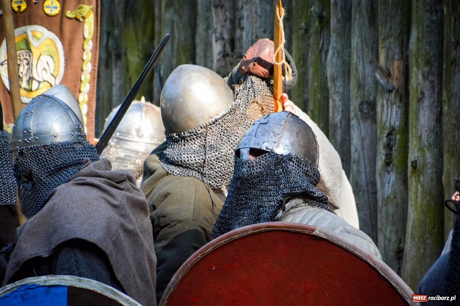 Zdjęcie w galerii na portalu naszraciborz.pl: Trzystu wojów pod raciborskim grodem. Wielka bitwa i tysiąc lat historii na żywo wiadomości z regionu