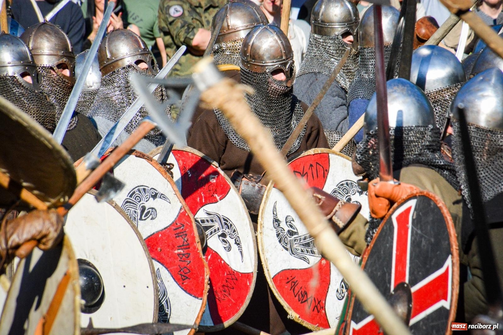 Zdjęcie w galerii na portalu naszraciborz.pl: Trzystu wojów pod raciborskim grodem. Wielka bitwa i tysiąc lat historii na żywo wiadomości z regionu