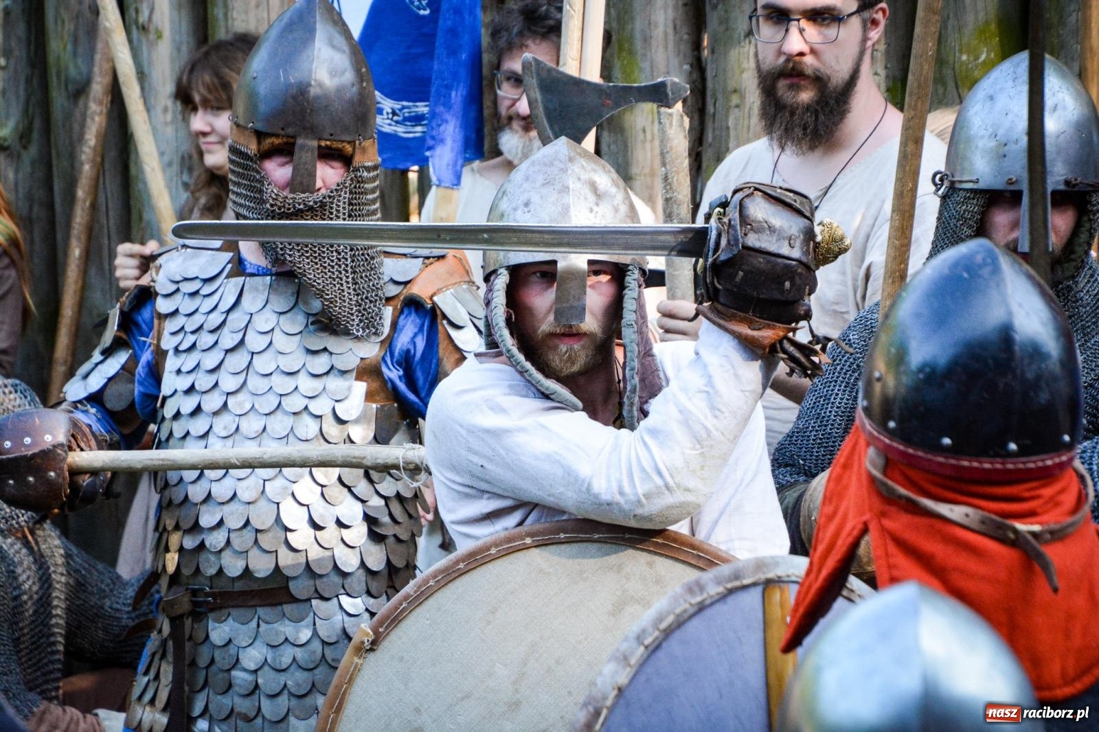 Zdjęcie w galerii na portalu naszraciborz.pl: Trzystu wojów pod raciborskim grodem. Wielka bitwa i tysiąc lat historii na żywo wiadomości z regionu