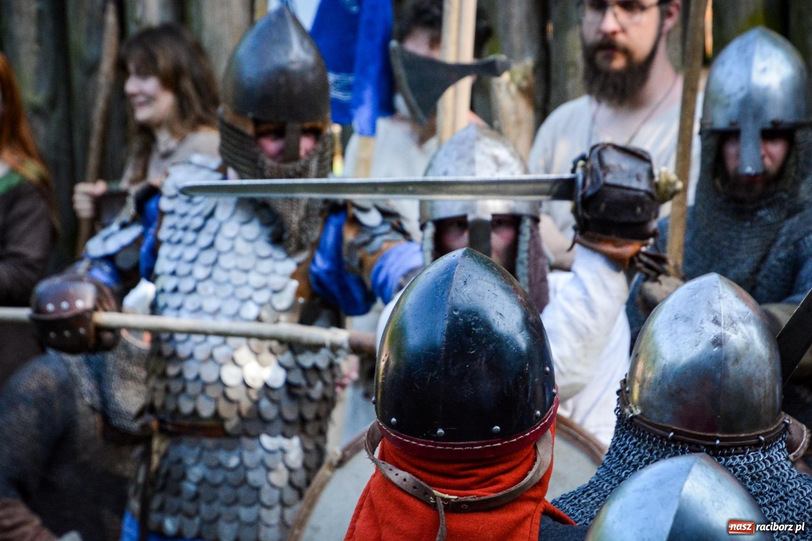Zdjęcie w galerii na portalu naszraciborz.pl: Trzystu wojów pod raciborskim grodem. Wielka bitwa i tysiąc lat historii na żywo wiadomości z regionu