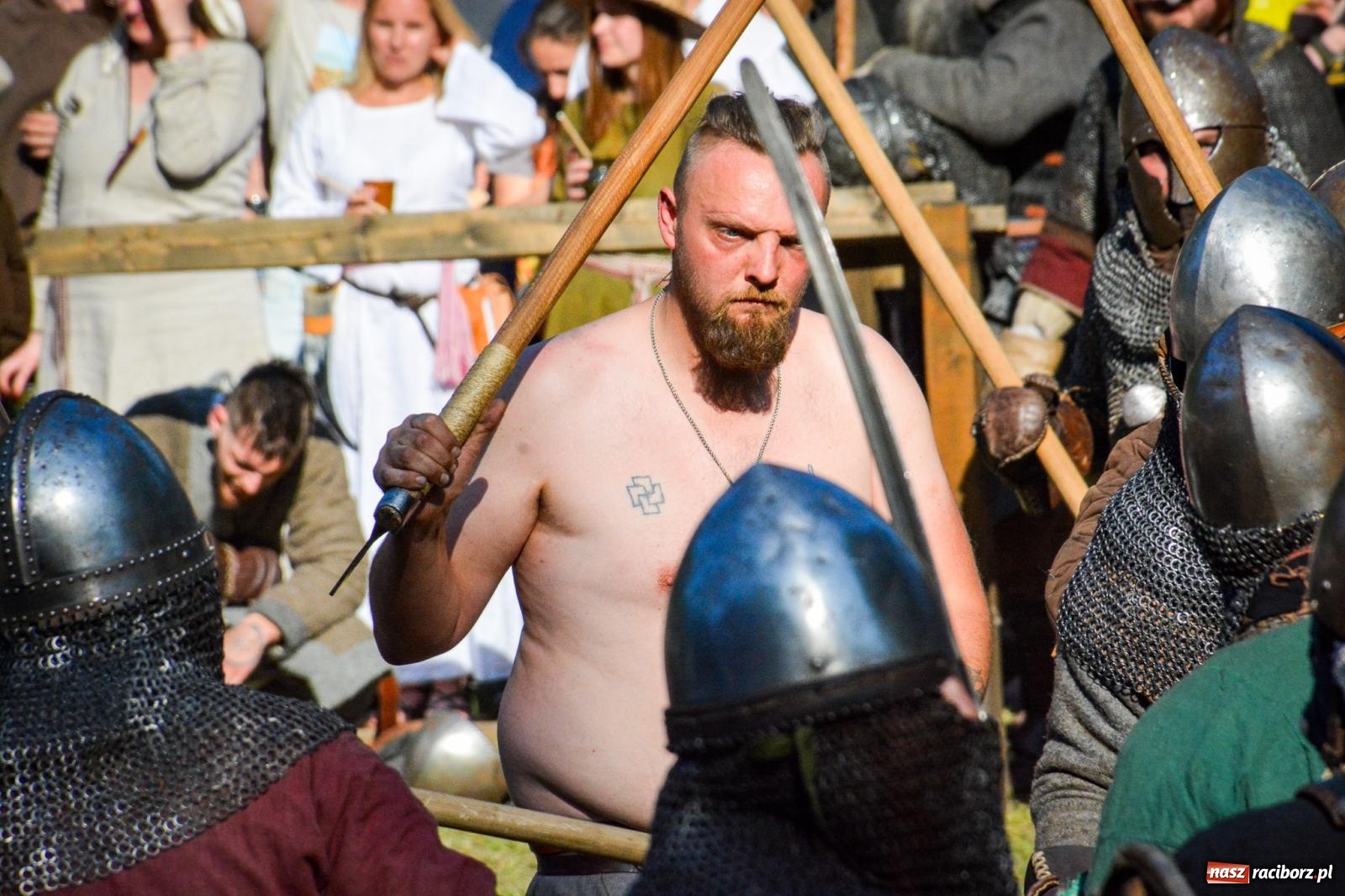 Zdjęcie w galerii na portalu naszraciborz.pl: Trzystu wojów pod raciborskim grodem. Wielka bitwa i tysiąc lat historii na żywo wiadomości z regionu