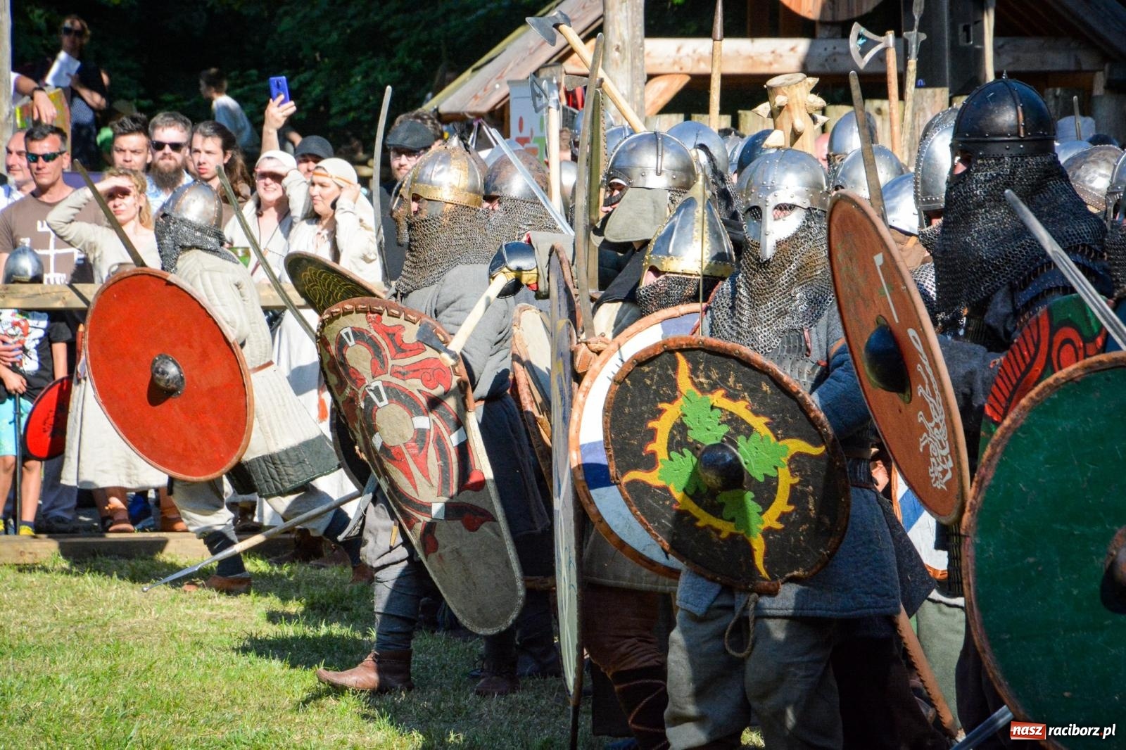 Zdjęcie w galerii na portalu naszraciborz.pl: Trzystu wojów pod raciborskim grodem. Wielka bitwa i tysiąc lat historii na żywo wiadomości z regionu