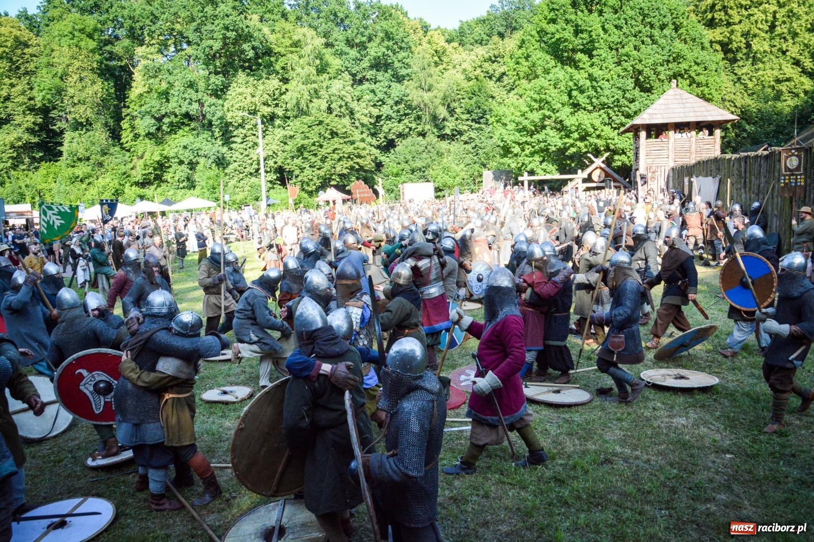 Zdjęcie w galerii na portalu naszraciborz.pl: Trzystu wojów pod raciborskim grodem. Wielka bitwa i tysiąc lat historii na żywo wiadomości z regionu