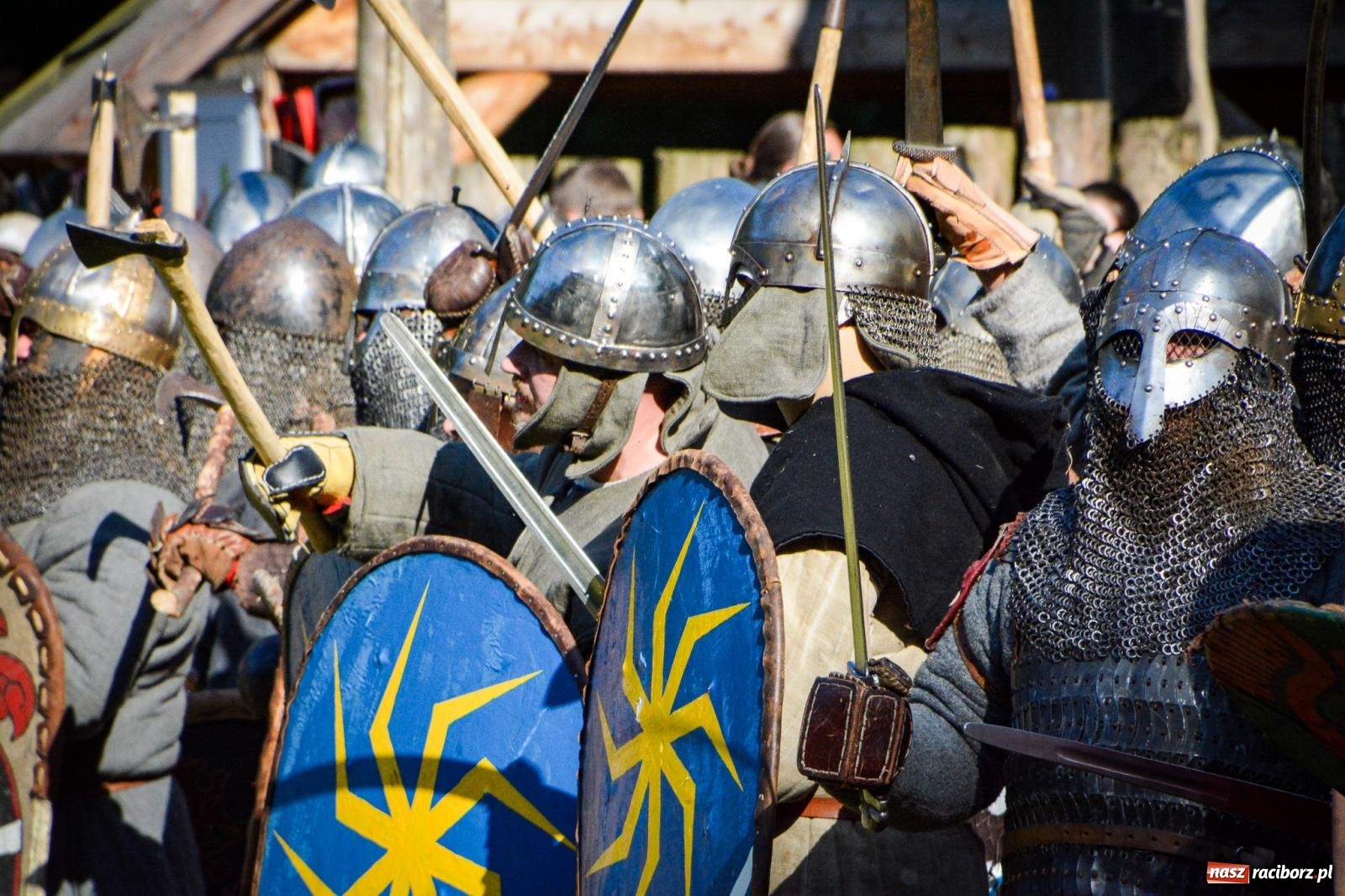 Zdjęcie w galerii na portalu naszraciborz.pl: Trzystu wojów pod raciborskim grodem. Wielka bitwa i tysiąc lat historii na żywo wiadomości z regionu