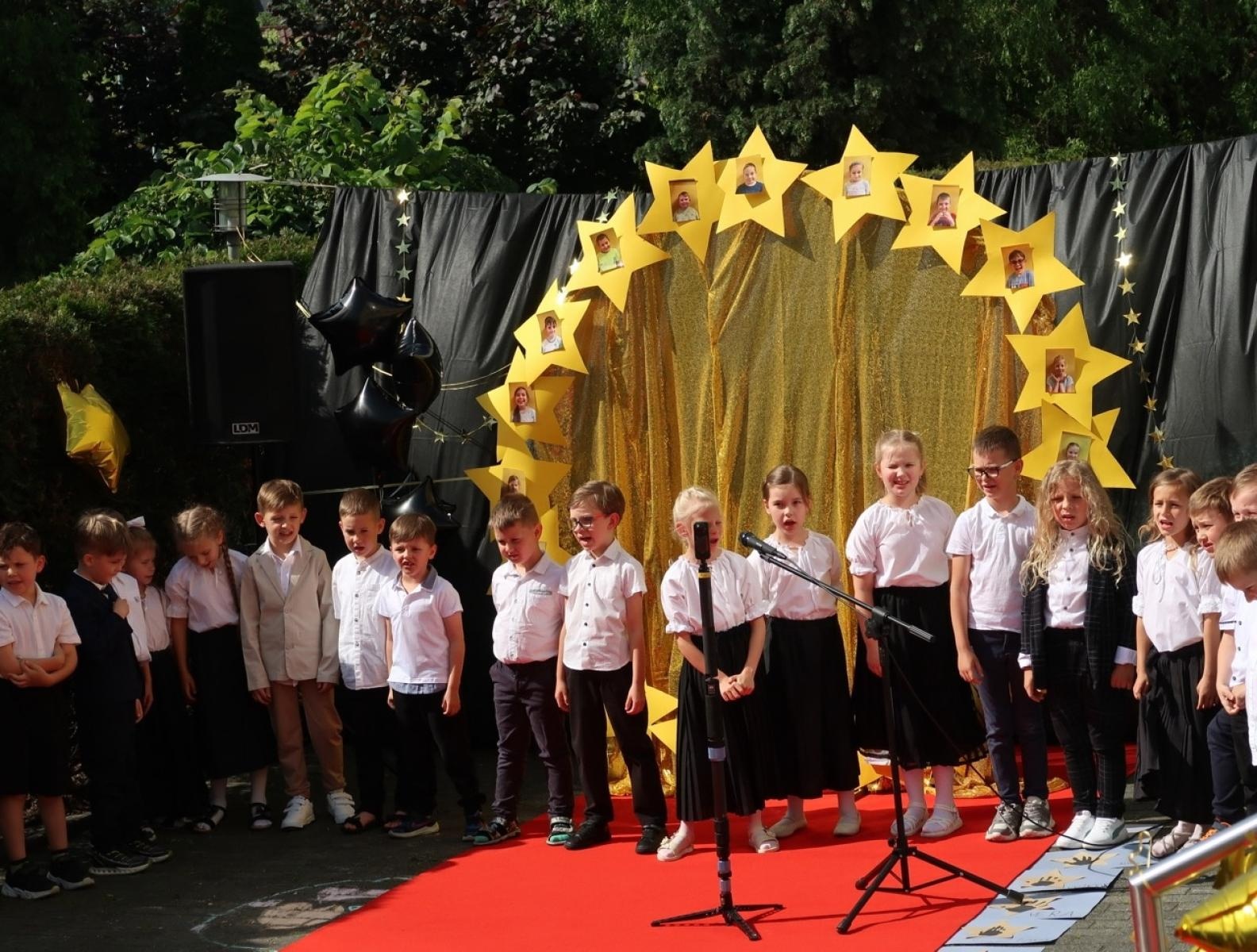 Zdjęcie w galerii na portalu naszraciborz.pl: Prawie jak w Hollywood – czerwony dywan i aleja gwiazd na Płoni wiadomości z regionu