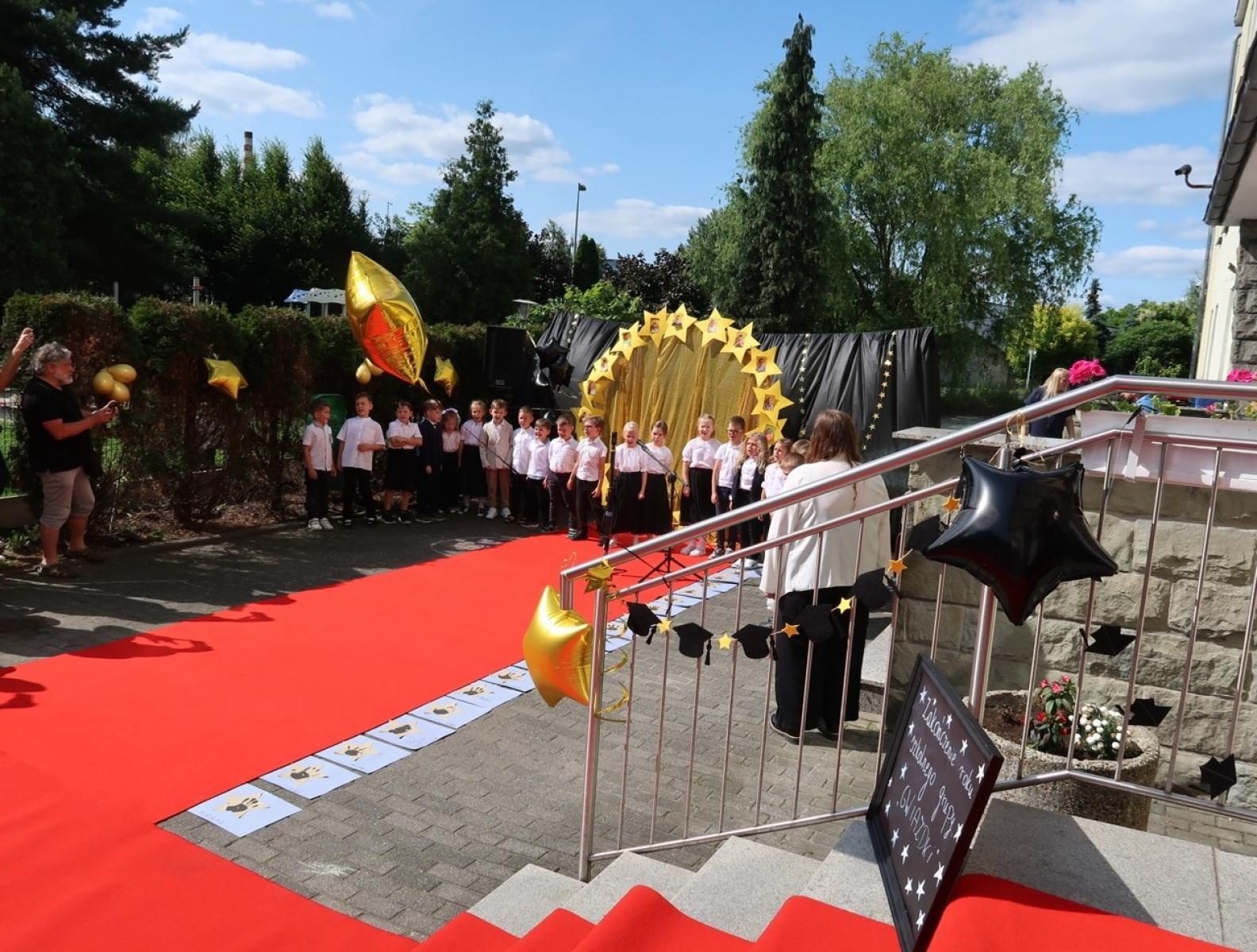 Zdjęcie w galerii na portalu naszraciborz.pl: Prawie jak w Hollywood – czerwony dywan i aleja gwiazd na Płoni wiadomości z regionu