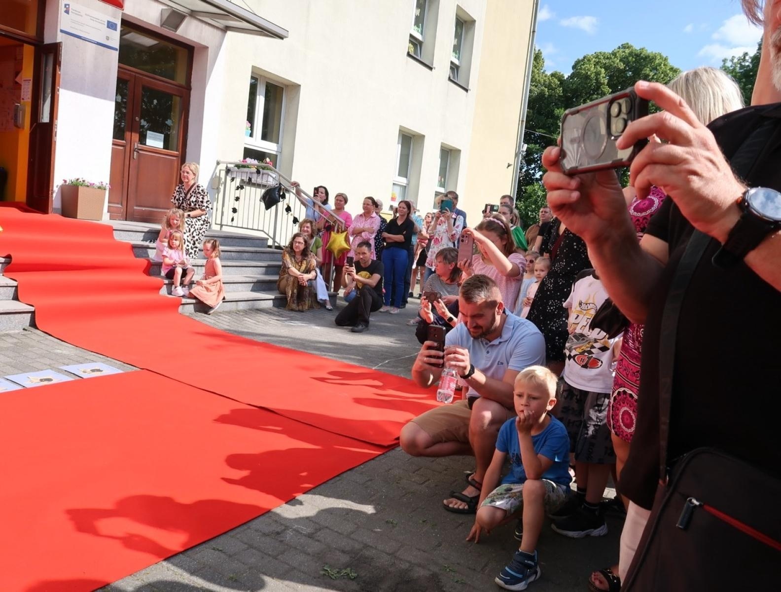 Zdjęcie w galerii na portalu naszraciborz.pl: Prawie jak w Hollywood – czerwony dywan i aleja gwiazd na Płoni wiadomości z regionu
