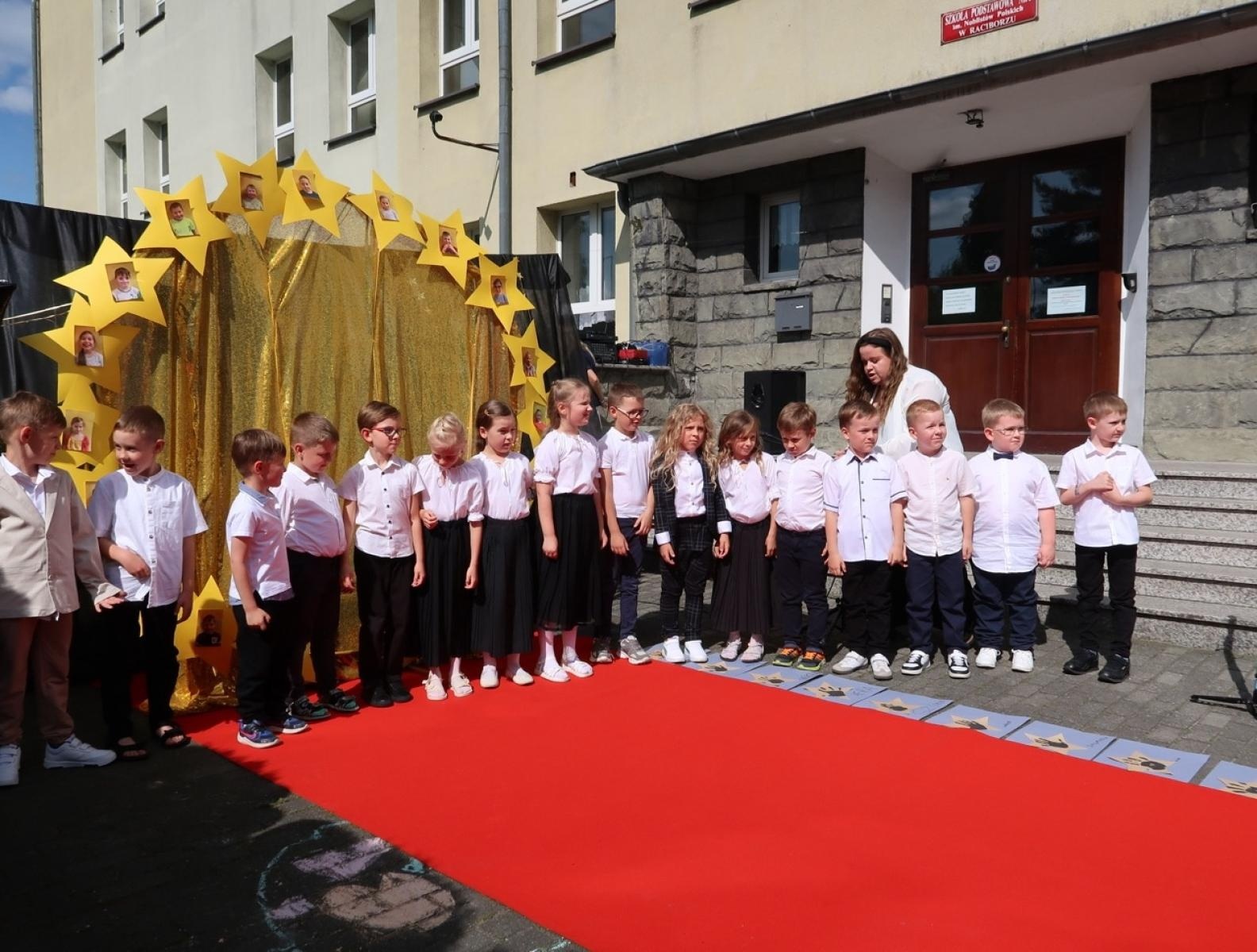 Zdjęcie w galerii na portalu naszraciborz.pl: Prawie jak w Hollywood – czerwony dywan i aleja gwiazd na Płoni wiadomości z regionu