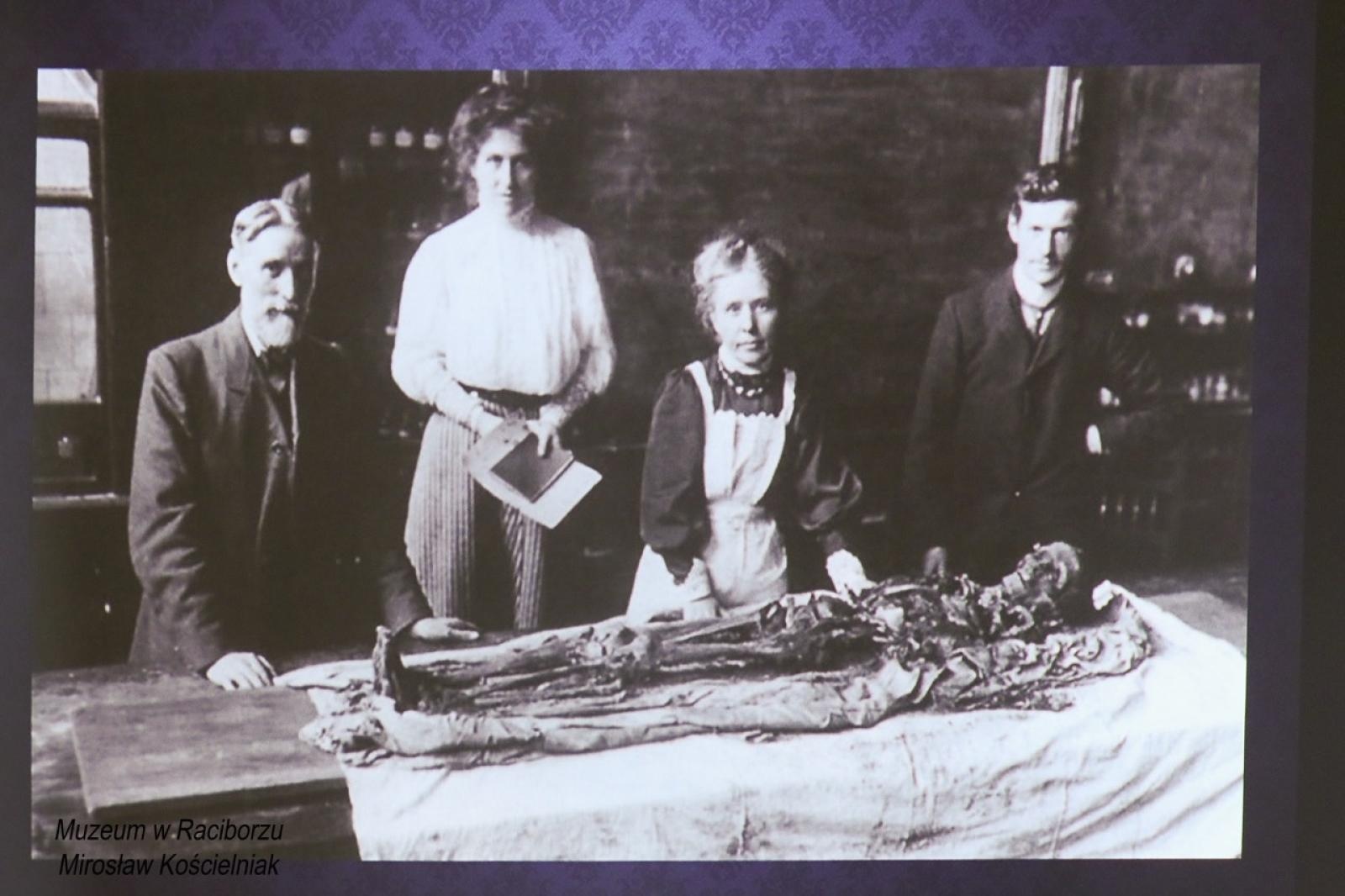 Zdjęcie w galerii na portalu naszraciborz.pl: Mumia z Raciborza w innym wymiarze. Muzeum szykuje atrakcję na ekspozycji wiadomości z regionu