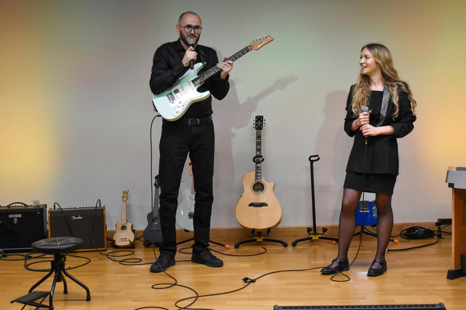 Zdjęcie w galerii na portalu naszraciborz.pl: Młodzi artyści na scenie domu książęcego Zamku Piastowskiego wiadomości z regionu