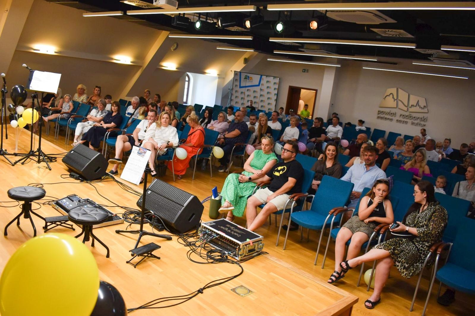 Zdjęcie w galerii na portalu naszraciborz.pl: Młodzi artyści na scenie domu książęcego Zamku Piastowskiego wiadomości z regionu