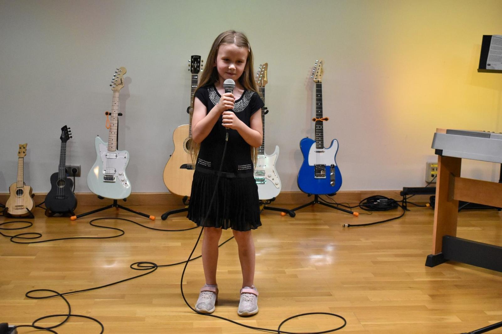 Zdjęcie w galerii na portalu naszraciborz.pl: Młodzi artyści na scenie domu książęcego Zamku Piastowskiego wiadomości z regionu