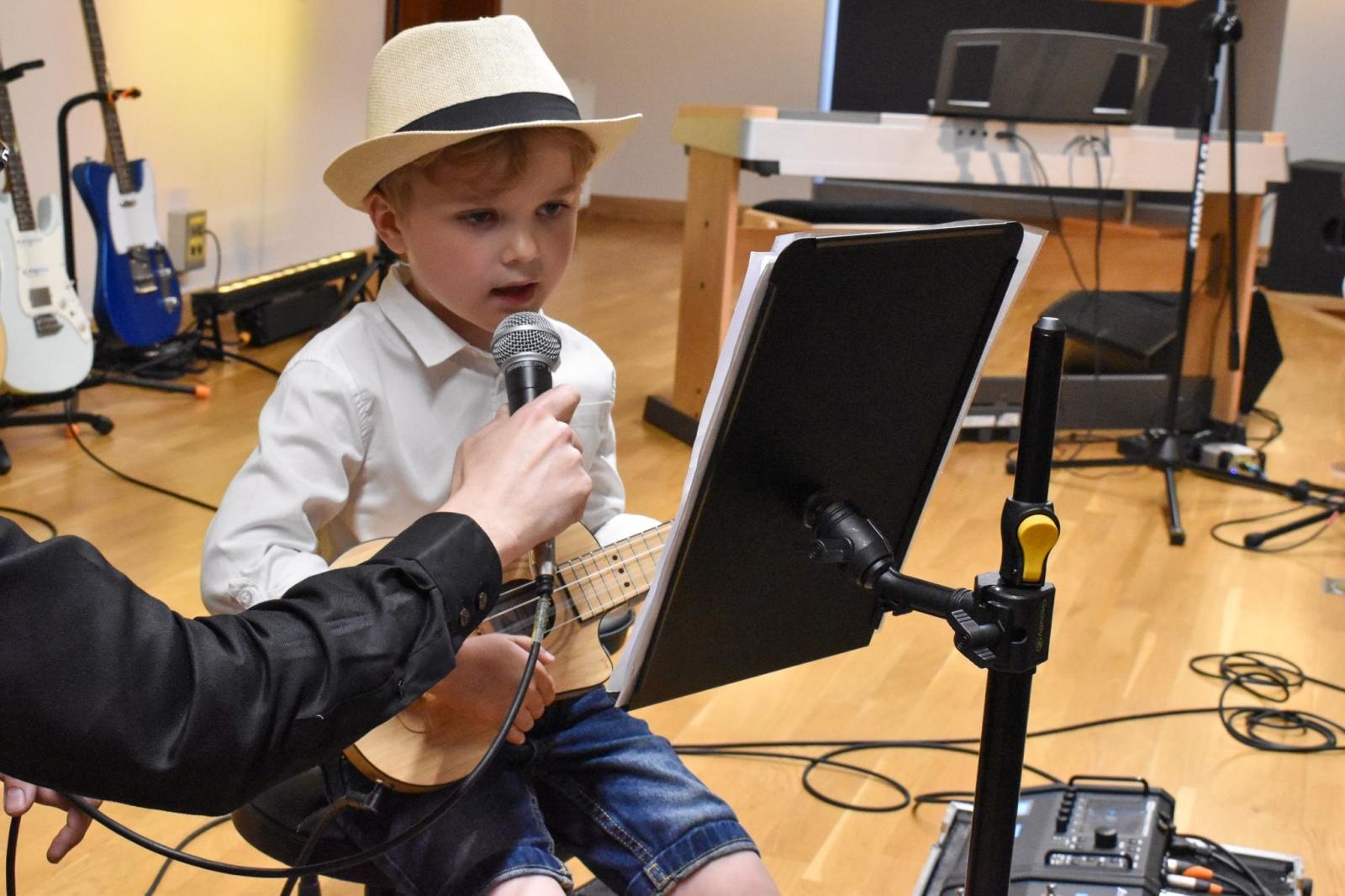 Zdjęcie w galerii na portalu naszraciborz.pl: Młodzi artyści na scenie domu książęcego Zamku Piastowskiego wiadomości z regionu