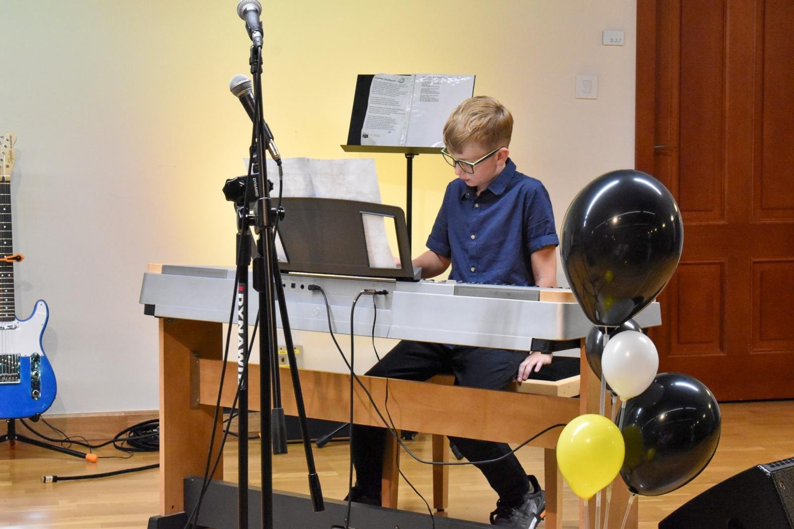 Zdjęcie w galerii na portalu naszraciborz.pl: Młodzi artyści na scenie domu książęcego Zamku Piastowskiego wiadomości z regionu