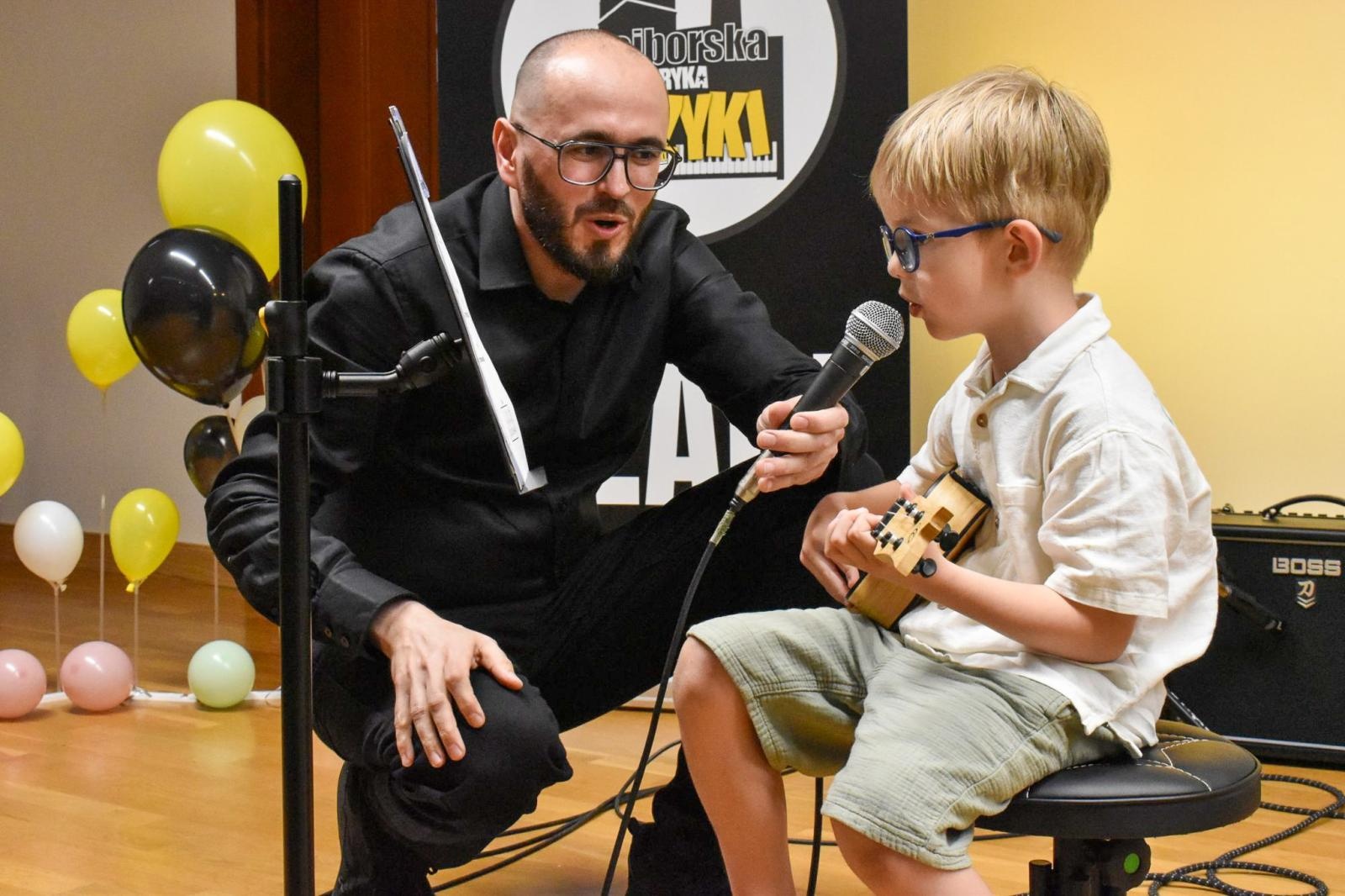 Zdjęcie w galerii na portalu naszraciborz.pl: Młodzi artyści na scenie domu książęcego Zamku Piastowskiego wiadomości z regionu