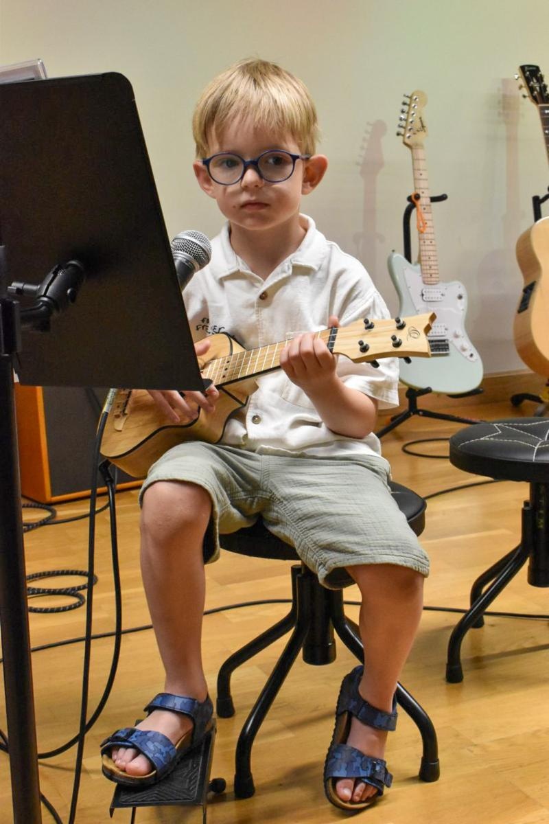 Zdjęcie w galerii na portalu naszraciborz.pl: Młodzi artyści na scenie domu książęcego Zamku Piastowskiego wiadomości z regionu