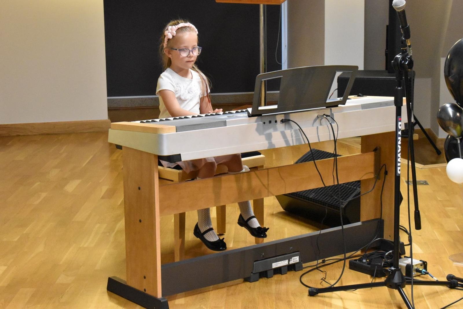 Zdjęcie w galerii na portalu naszraciborz.pl: Młodzi artyści na scenie domu książęcego Zamku Piastowskiego wiadomości z regionu