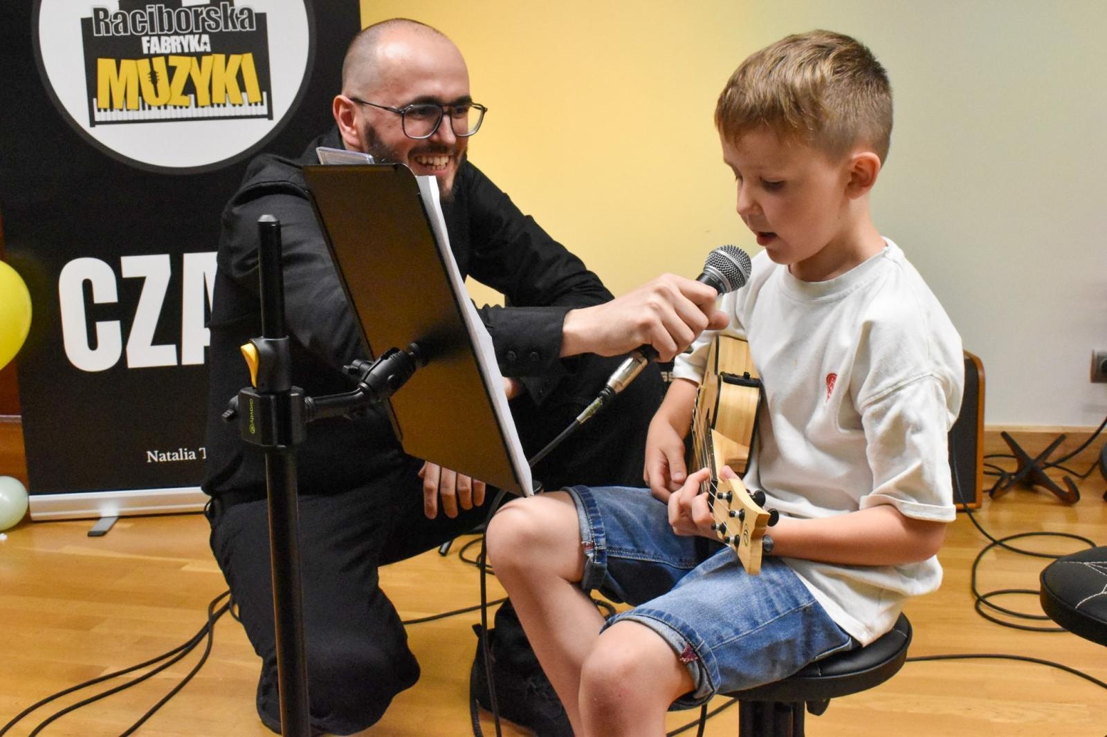 Zdjęcie w galerii na portalu naszraciborz.pl: Młodzi artyści na scenie domu książęcego Zamku Piastowskiego wiadomości z regionu