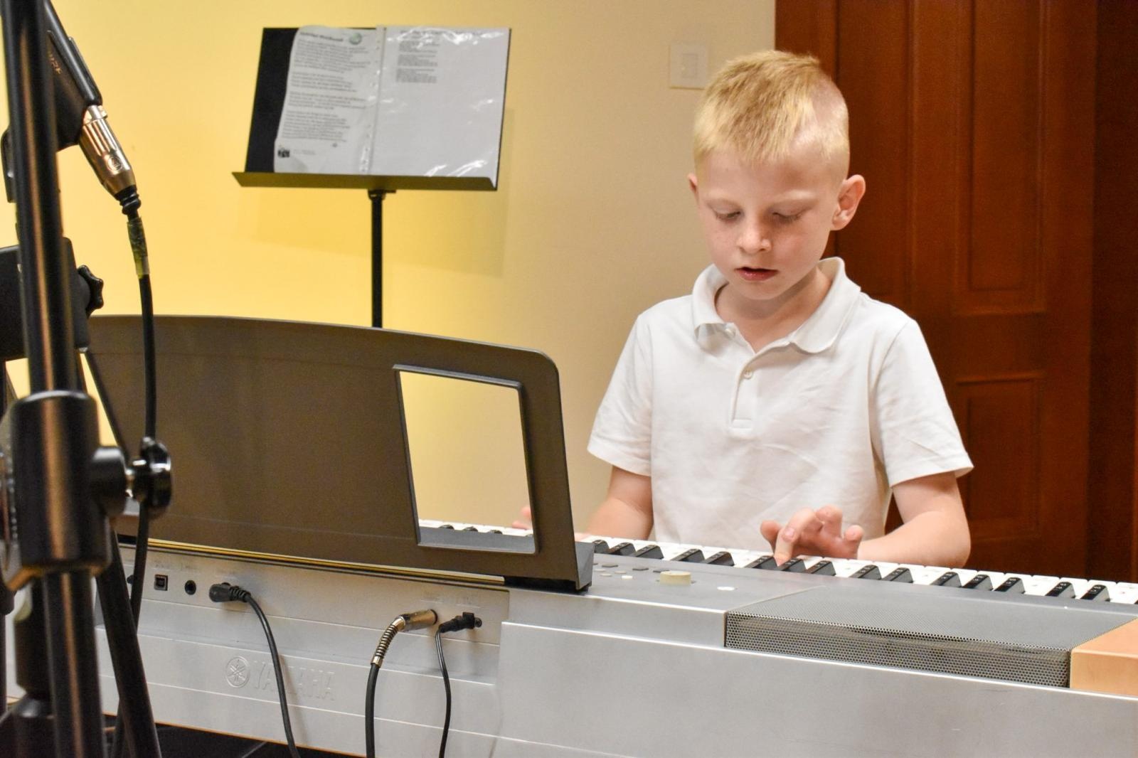 Zdjęcie w galerii na portalu naszraciborz.pl: Młodzi artyści na scenie domu książęcego Zamku Piastowskiego wiadomości z regionu