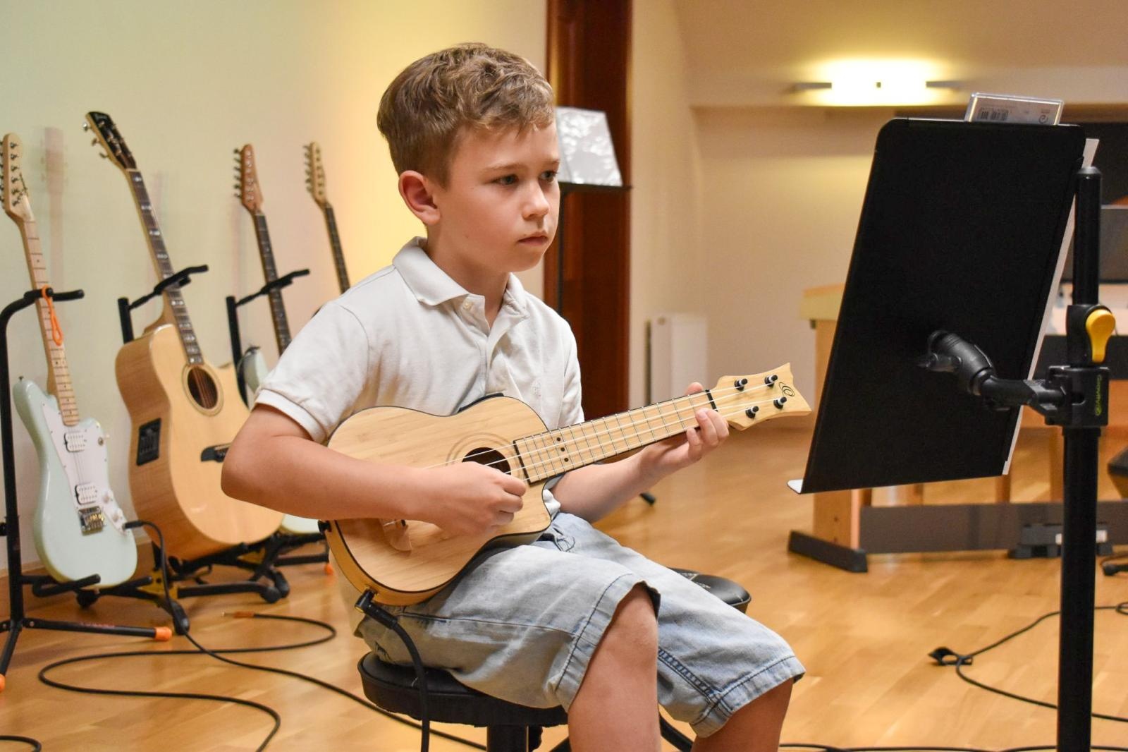 Zdjęcie w galerii na portalu naszraciborz.pl: Młodzi artyści na scenie domu książęcego Zamku Piastowskiego wiadomości z regionu